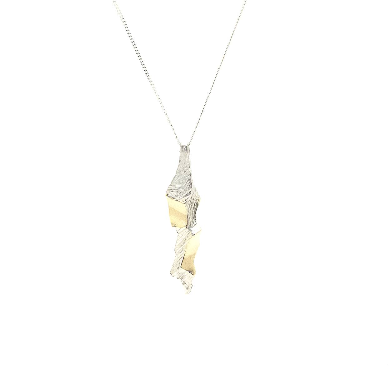 Onze favoriete hanger uit de Arctic collectie heeft nu een gouden randje. De vlakke delen van de hanger hebben een gouden toevoeging gekregen. De combinatie van zilver en goud maakt deze hanger makkelijk draagbaar met al jouw eigen sieraden.

Het ontwerp van de Arctic collectie is geïnspireerd op betoverende winterse landschappen. Je waant je in een sprookje van besneeuwde natuur, ijzige vlaktes en de mooiste structuren. De gouden accenten staan symbool voor de gouden ijsvlaktes die ontstaan bij een oogverblindende zonsopkomst. De adembenemende schoonheid zie je terug in deze sieraden. 

Maak een afspraak en kom deze hanger passen! Of bestel haar gelijk, dan sturen we deze mooi verpakt naar je toe. 