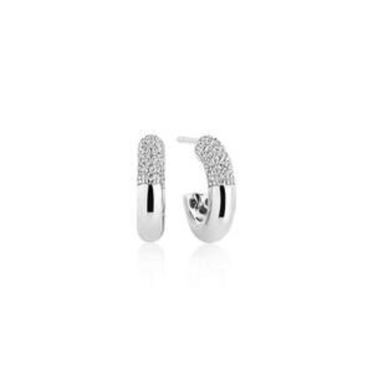 Deze creolen zijn van het merk Sif Jakobs. De kleur van het sieraad is zilver. Dit sieraad bevat de edelsteen: zirconia. De kleur van deze edelsteen is: wit.