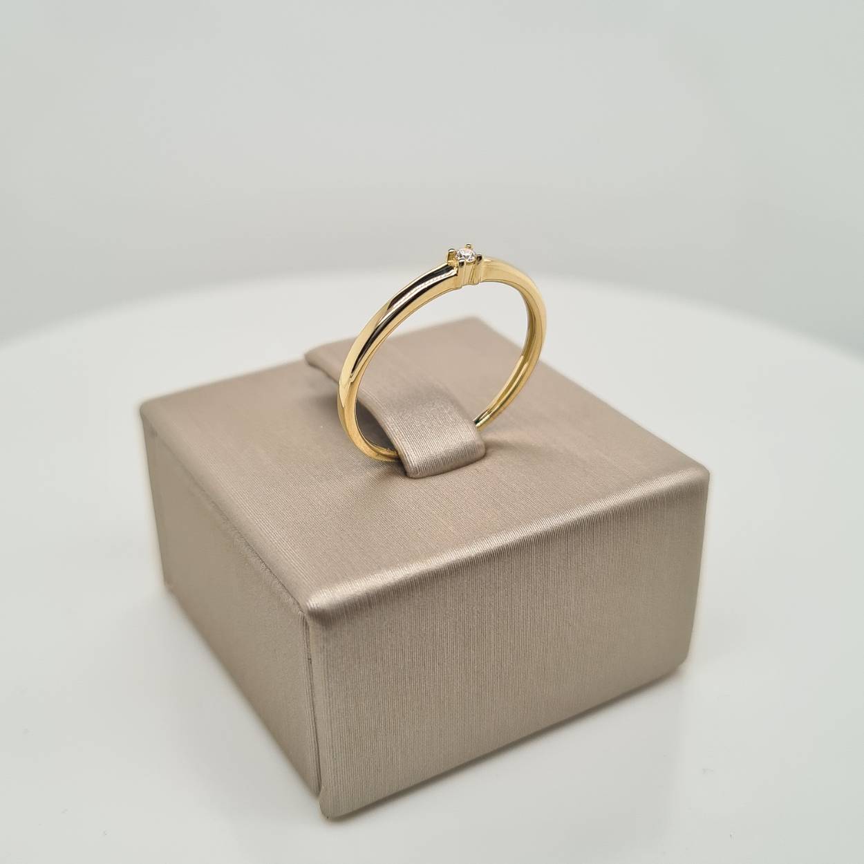 14k Geelgouden ring uitgevoerd met diamant. De ring heeft een breedte van 2mm en het diamantgewicht is 0.02ct

Deze ring is maat 52 (16.5), heeft u interesse in een andere maat? Neem dan contact met ons op
