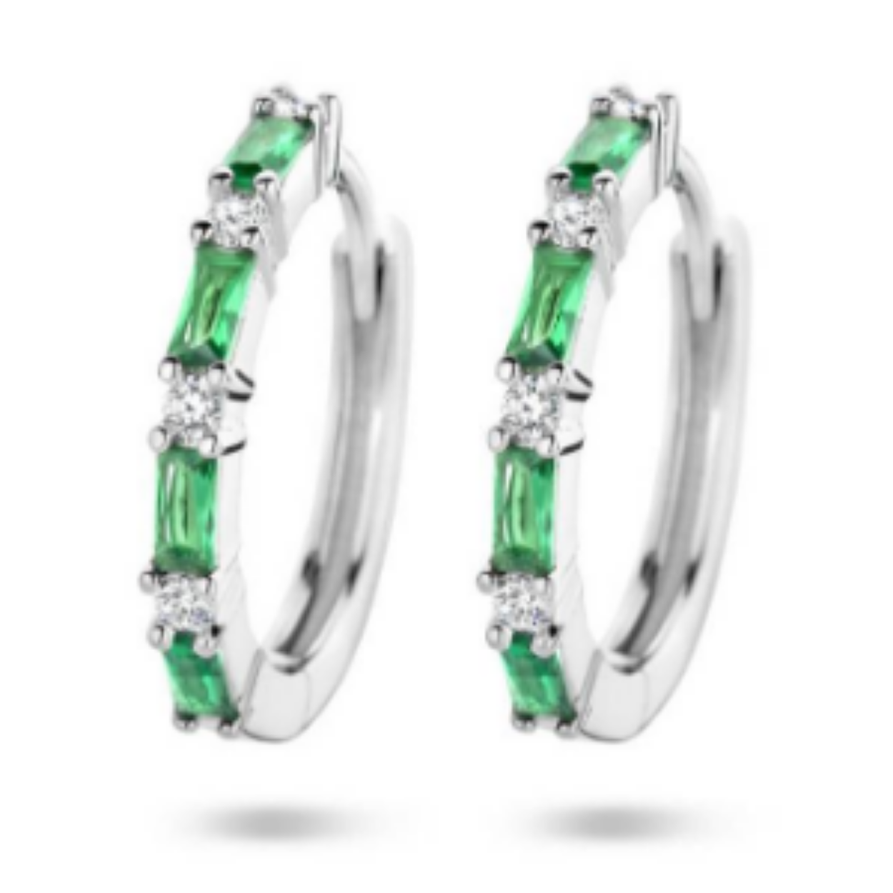 Gerhodineerd 925 zilveren klapoorringen uitgevoerd met schitterende zirkonia. De klapoorringen hebben een afmeting van 17x2mm.