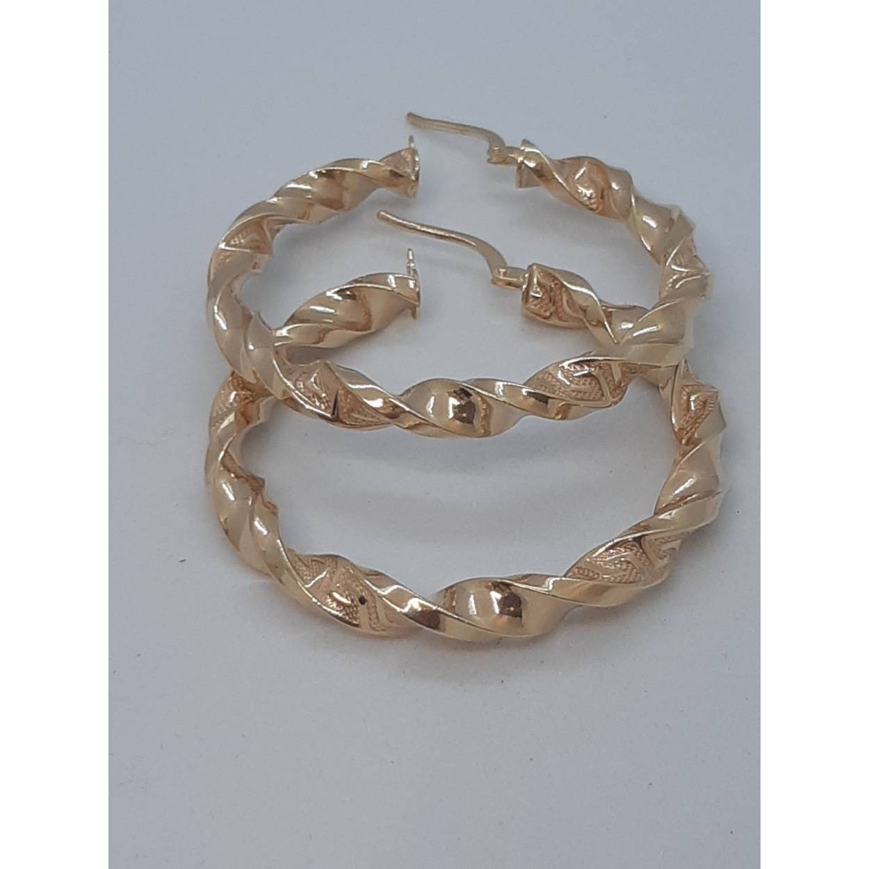 De gouden oorbellen model BREA-000216 zijn creolen vervaardigd uit 14-karaats goud, met een breedte van 4,25 mm. Deze goudkleurige oorbellen stralen luxe en elegantie uit. Perfect voor dagelijks gebruik of bijzondere gelegenheden. Combineer ze met een stijlvolle updo of losse haarstijl om hun glans en verfijning te benadrukken.