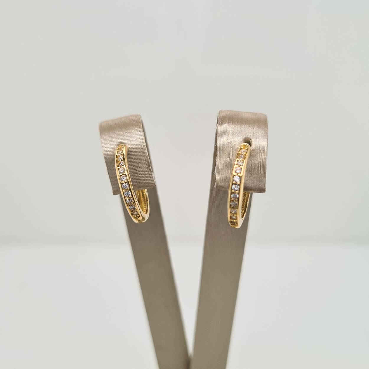 14krt geelgouden klapoorringen uitgevoerd met een schitterende zirkonia rij. De oorringen hebben een breedte van 2mm