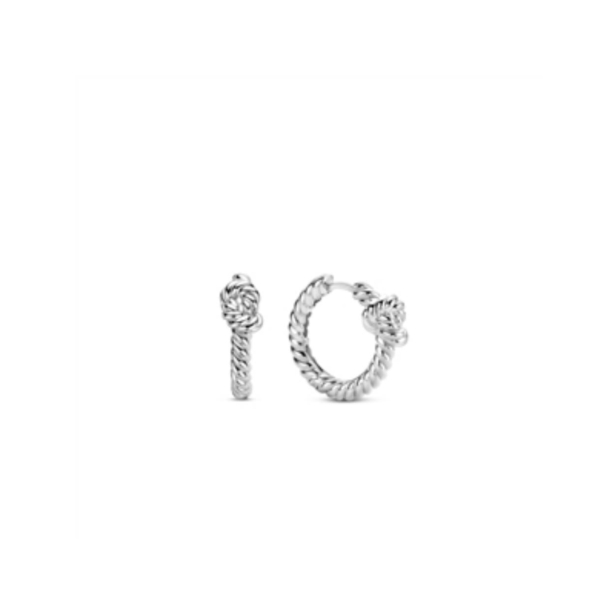 Deze zilveren Ti Sento Milano oorringen hebben een iconisch gevlochten patroon met een knoop. Een dikke laag rhodium beschermt ze en houdt ze glanzend. Voeg spanning toe aan jouw look met deze speelse oorbellen.
Draag de oorringen samen met de bijpassende ring en collier.