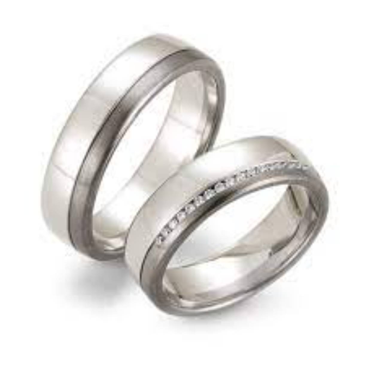 9 karaat witgoud/palladium trouwringen. Mat/glimmend 6 mm breed. 
De damesring is gezet met in totaal 0.10ct briljant 20 steens/
De Prijs is op aanvraag