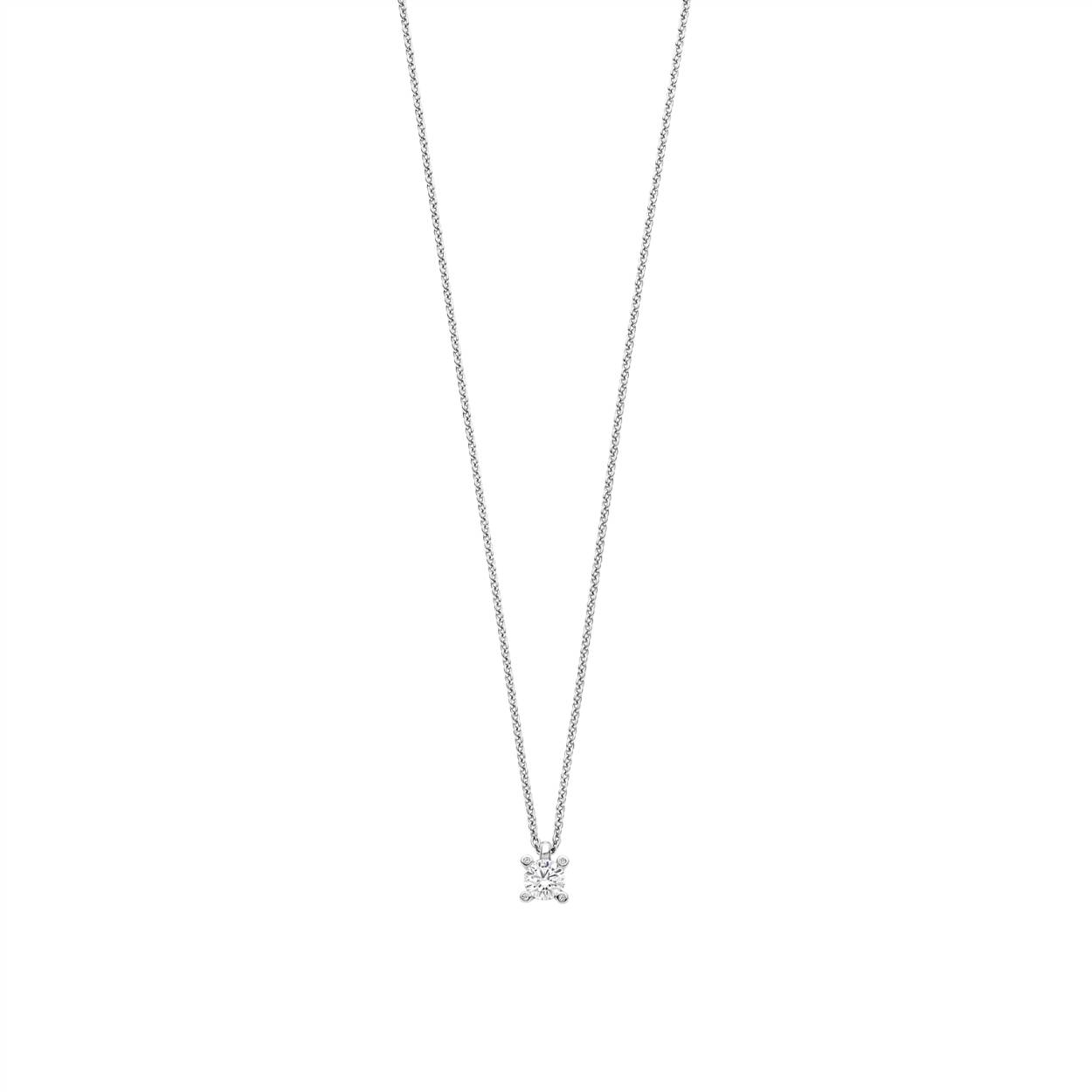 Omarm verfijnde eenvoud met dit TI SENTO zilveren solitaire collier 34087ZI. Vervaardigd uit hoogwaardig 925 sterling zilver en gecoat met een stralende platinakleurige laag is dit delicate collier voorzien van een witte zirconia in een klassieke vierklauwzetting. Het minimalistische ontwerp benadrukt de fonkeling van de steen en vangt het licht bij iedere gracieuze beweging. Een tijdloos sieraad dat moeiteloos de overgang maakt van alledaagse momenten naar elegante gelegenheden, dit zilveren collier voegt precies de juiste schittering toe aan elke look. Of het nu wordt gecombineerd met zachte knits, een tailored blazer of vloeiende zijde, het verheft je outfit met subtiele verfijning. Nikkelvrij en hypoallergeen, het biedt blijvend comfort en kwaliteit waarop je dag in dag uit kunt vertrouwen.