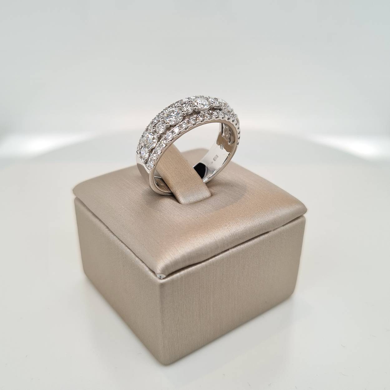 Prachtige 14krt witgouden ring met een diamant 1,51crt. 
De maat van de ring is 55 ( 17,5 ). Heeft u een andere maat, neem dan gerust contact met ons op.