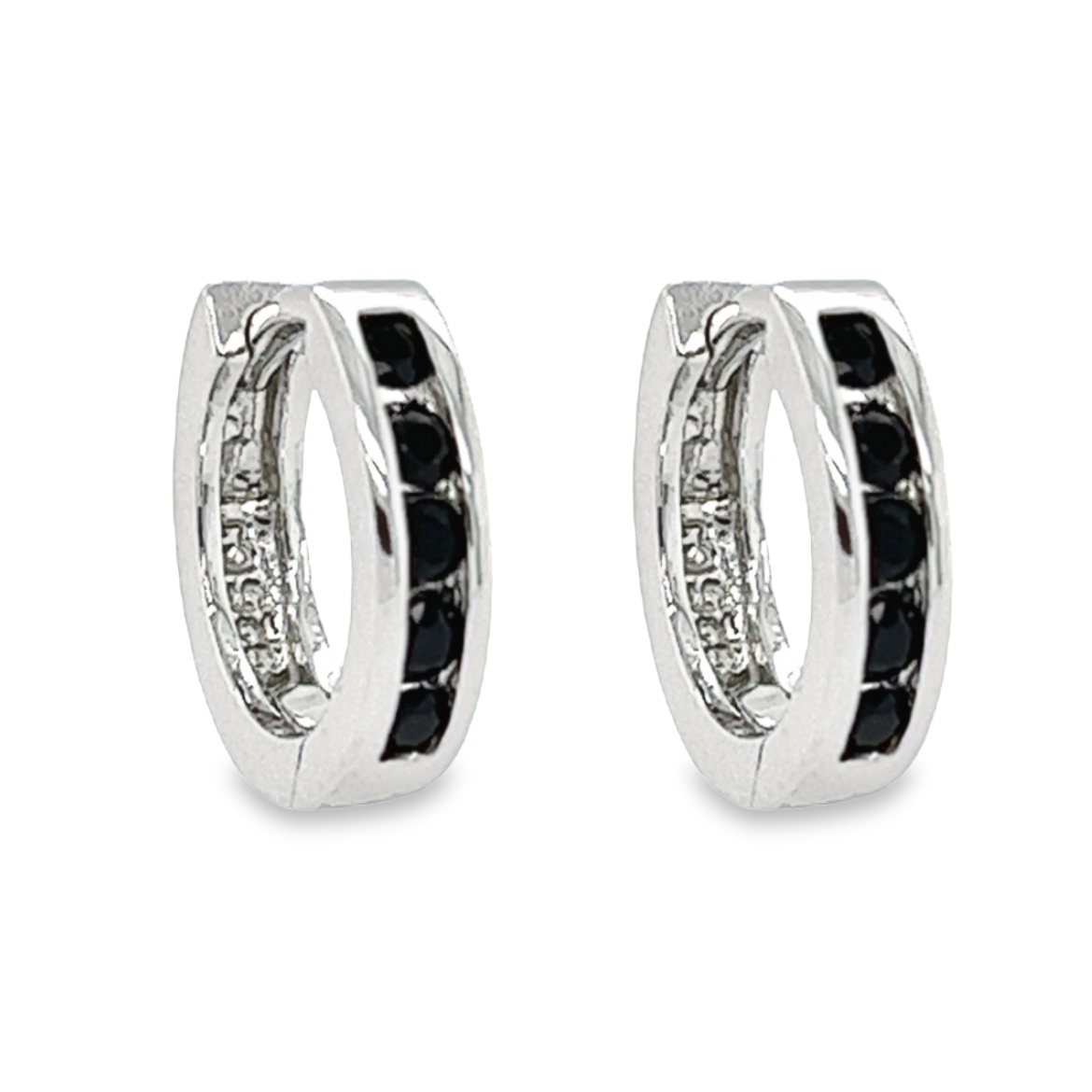 Deze elegante zilveren klapoorringen zijn het perfecte accessoire voor elke gelegenheid. De gerhodineerde afwerking zorgt voor een glanzende zilveren kleur die lang mooi blijft. Het speciale zwarte Zirkonia stenen accent zorgt voor een vleugje kleur en glans, waardoor deze ringen echt opvallen. Deze oorringen zijn comfortabel om te dragen en hun solide constructie zorgt ervoor dat ze lang meegaan. De combinatie van de 10 briljante zirkonia stenen en het unieke ontwerp maken deze klapoorringen tot een speciaal item dat elke vrouw graag zou willen toevoegen aan haar sieradencollectie.