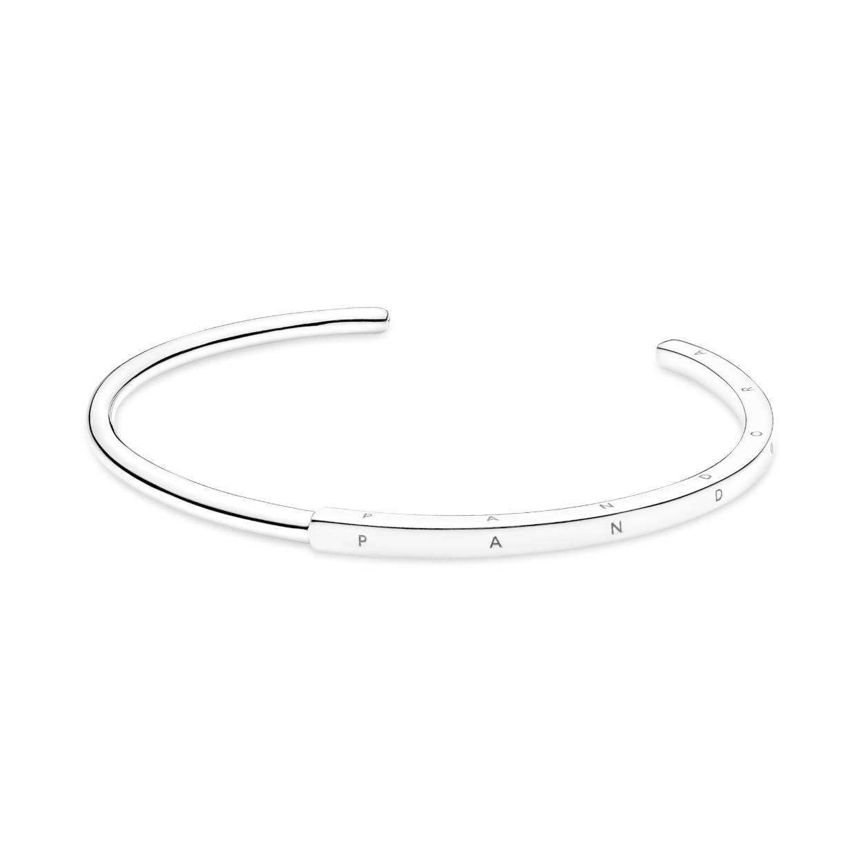 Stroomlijn je look met de Pandora Signature I-D Bangle. Deze bangle met een half vierkant en half rond profiel is hand-finished in sterlingzilver. Het gepolijste, ronde profiel gaat halverwege over in een groter, vierkant profiel, dat aan de drie buitenkanten is afgewerkt met het Pandora-logo. Elk uiteinde van de bangle is voorzien van de Pandora O met het kroontje. De afmetingen van de bangle zijn precies afgestemd voor optimale prestaties en pasvorm. Het sieraad moet bij het om- en afdoen niet worden uitgerekt of gedraaid.