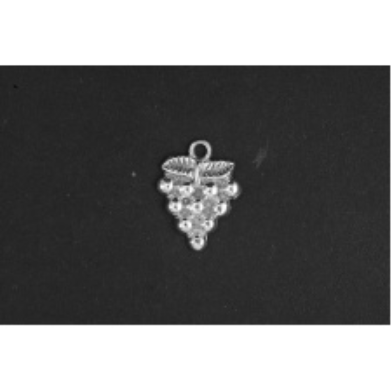 Druiven zilver

De bedel is aan de achterkant half hol & de maat is in mm Lengte x Hoogte
± L 14.41 x H 18.73