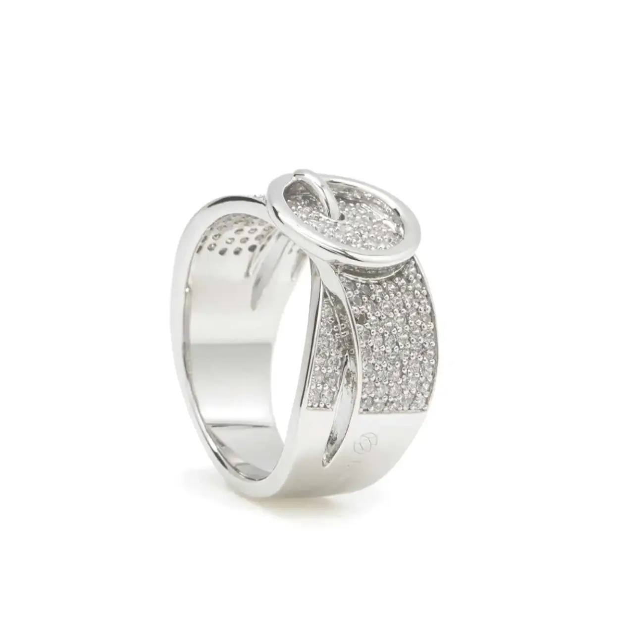 Zilveren ring met "pavézetting" van witte zirkonia en detail in de vorm van een ronde gesp in het midden.