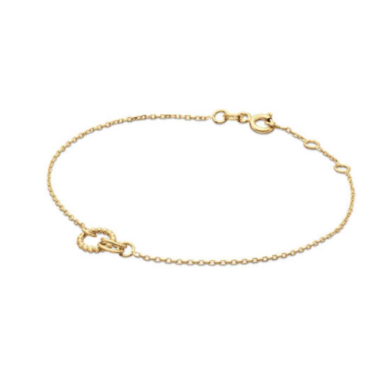 De Castello armband van 14 karaat goud is een mooie toevoeging aan je sieradencollectie! De in elkaar gedraaide cirkels geven een moderne uitstraling.Maak de look helemaal af door de armband te combineren met de bijpassende Castello Necklace

Venetian Diary Als je aan een betoverende stad denkt, waar je kunt verdwalen in smalle straatjes en waar gondels je meenemen langs de mooiste gebouwen en architectuur. Waar op iedere hoek iemand spontaan in een serenade kan uitbarsten. Aan welke stad denk je dan? Juist, het Italiaanse Venetië. Mysterieus, betoverend en romantisch. Een stad met elegante grachten, prachtige pleinen en kleurrijke mensen. Een stad waar ik mijn hart aan heb verloren. 

Het merk
Jackie is hét 14 karaat gouden on trend sieradenmerk. De collecties zijn geïnspireerd op de reizen die ik maak, van stedentrips tot exotische oorden. Elk gouden sieraad is helemaal van nu, handgemaakt door Europese goudsmeden en vervaardigd van overwegend gerecycled goud met echte edelstenen en zoetwaterparels. Elke collectie is dan ook met veel liefde en passie samengesteld. Mijn Jackie sieraden zijn de perfecte finishing touch voor iedere outfit!

Specificaties
- Armband
- Materiaal: 14 Karaat - Geelgoud - 585
- Open cirkels
- Totale lengte: 19cm