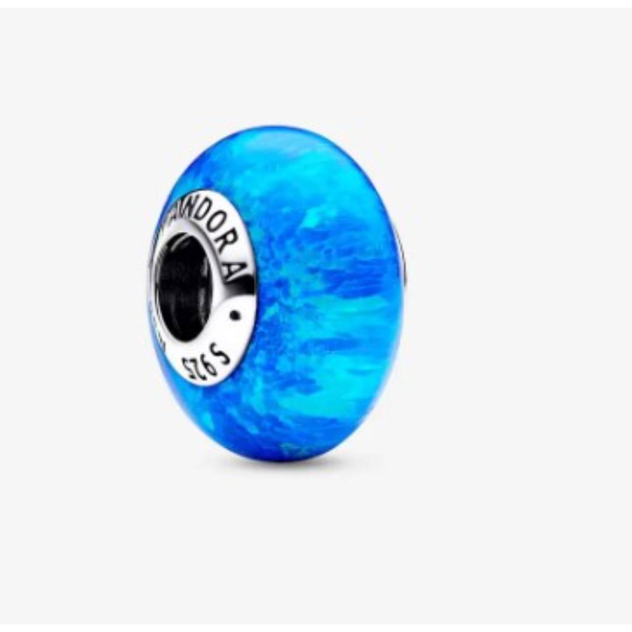 Deze prachtige Opalescent Oceaan Blauwe Bedel, is geïnspireerd op glinsterende blauwe golven van de oceaan die de zomerzon reflecteren. Het is de perfecte aanvulling op je zomerlook. Hij heeft een sterling zilveren kern met het Pandora-logo aan één kant, omringd door een in het laboratorium gemaakte opaal die glinstert met zachte kleuren en glinsterende strepen. Elke steen is uniek, net als jij.