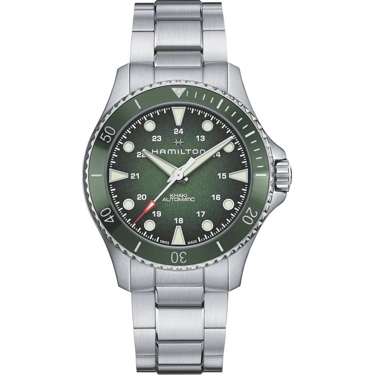De Khaki Navy Scuba Automatic van 43 mm combineert een diepgroene keramische bezel met een bijpassende wijzerplaat met kleurverloop, in een kleurenpalet dat uiteenloopt van donkergroen tot bosgroen. Dit horloge, dat wordt aangestuurd door ons H-10 automatische uurwerk, is de perfecte keuze voor iedereen die houdt van functioneel én een mooie vormgeving. De aantrekkelijke en alomtegenwoordige groene kleurencombinatie geeft de Khaki Navy Scuba een extra opvallende touch. Tijdloos gezelschap voor elke uitdaging, van verkenningstochten onder water tot avonturen op het land.