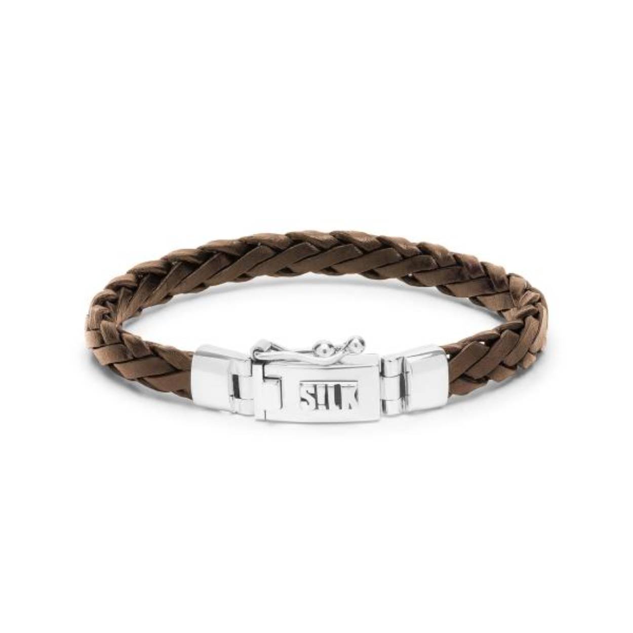 De 766BLK is een handgevlochten zwart leren armband van 8 mm breed, met een elegante zilveren sluiting. Verkrijgbaar in zwart en bruin leer, is deze armband met veel vakmanschap handmatig gelooid en gevlochten door onze ervaren SILK ambachtslieden, waardoor elk stuk uniek is. Dankzij het soepele leer valt de armband comfortabel om de pols en draagt deze prettig. De armband sluit met een stevig bakslot en biedt de mogelijkheid om een naam, geboortedatum, initialen of een symbool te graveren. Combineer deze leren armband met andere sieraden uit onze collectie voor een stijlvolle en veelzijdige look. 

Personaliseer deze armband door een gravure toe te voegen. Neem voor de mogelijkheden contact met ons op.