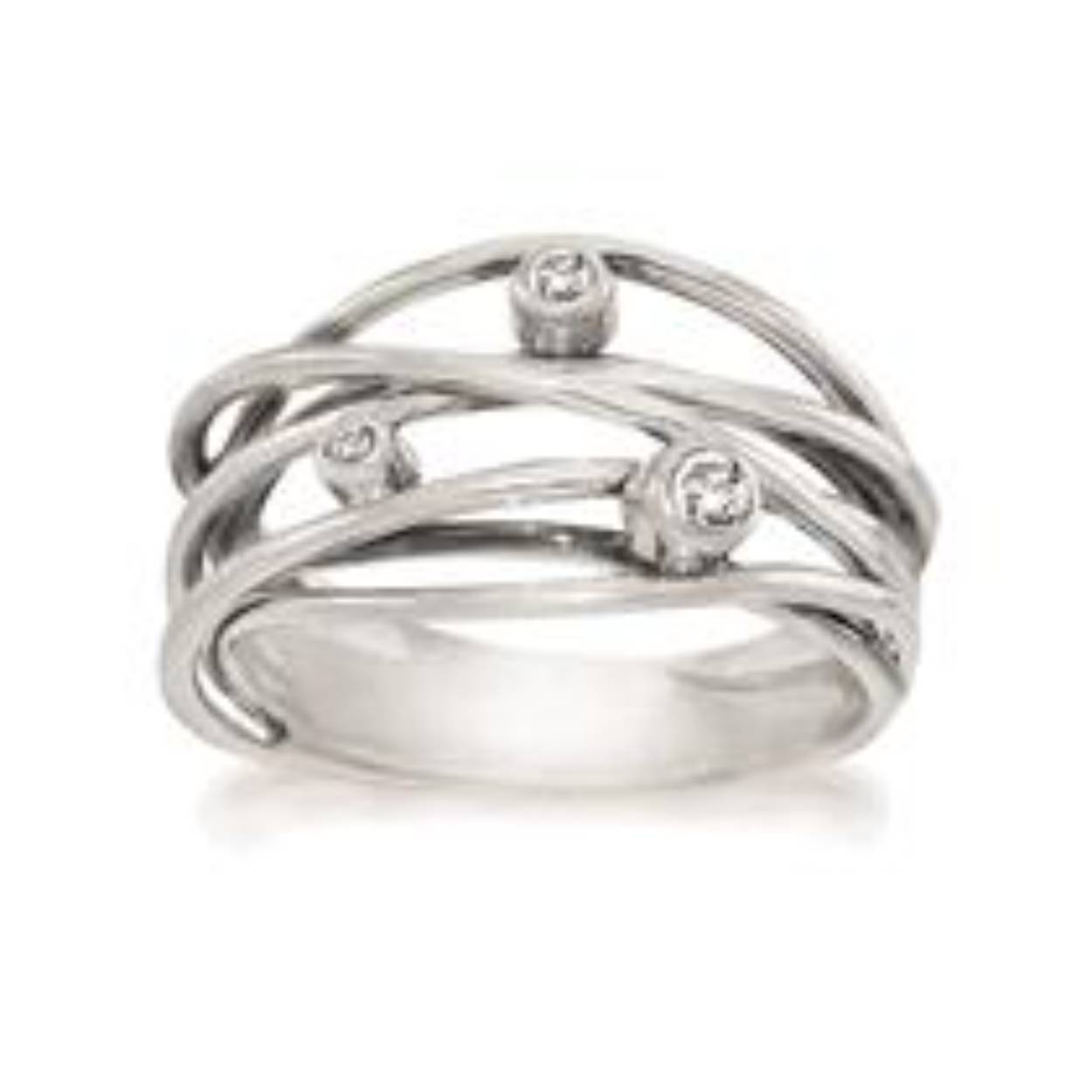 Deze sterling zilveren ring bevat drie witte topazen van 1,5 en 2,5 mm.
Rabinovich sieraden kenmerken zich door de prachtige eenvoudige en stijlvolle ontwerpen. Rabinovich is een klassiek en persoonlijk Deens sieradenmerk en onderscheidt zich door gebruik te maken van echte edelstenen in combinatie met zilver, verguld zilver en zilver met gouden elementen. Daarbij wordt er gebruik gemaakt van strakke en ronde vormen en verschillende kleuren parels en stenen. Het zilver wordt op dusdanige manieren gebruikt dat het niet alleen de bekende glanzende zilverkleur heeft, er wordt ook veelvuldig gebruik gemaakt van geoxideerd zilver wat de prachtige vaak wat wat meer matte zwart zilveren kleur oplevert. De passie van Rabinovich? Dromen vastleggen, gedachten te grijpen en beide omzetten in mooie en vrouwelijke sieraden. Let op: Deze zuivere, natuurlijke materialen zijn volstrekt uniek. Ze verschillen in kleur en hebben unieke insluitsels en kenmerken waaraan hun ouderdom en natuurlijke schoonheid te zien zijn.