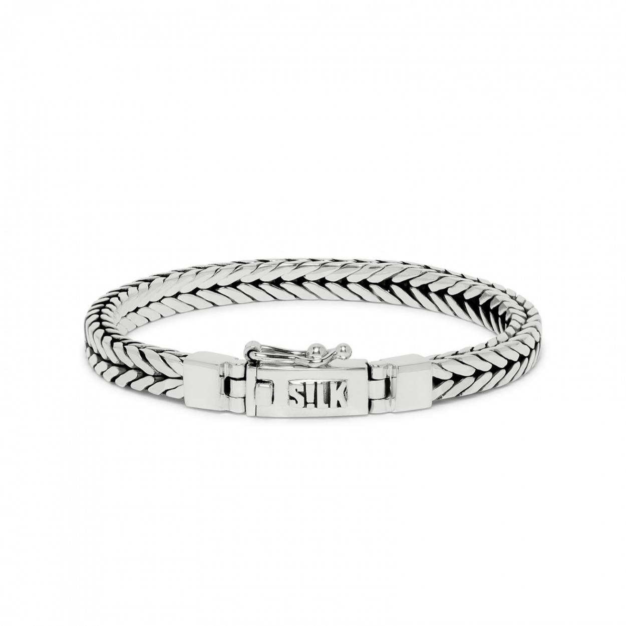 De zilveren SILK Chevron 312 armband heeft een vierkant gevlochten structuur met een kleine bakslot sluiting. Combineer met je horloge of stapel een aantal armbandjes naast elkaar. Alle SILK sieraden zijn massief en handgemaakt uit 925 sterling zilver. 
Breedte: 6 mm. Lengte: 29 cm.