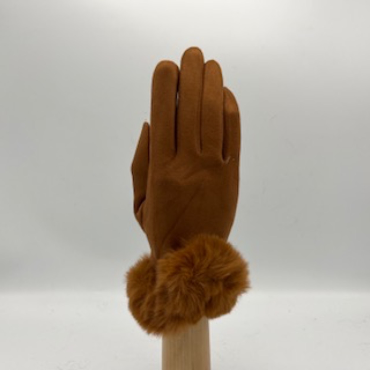 Modische handschoen ontwikkeld in Italië. Heerlijk zacht en natuurlijk warm.