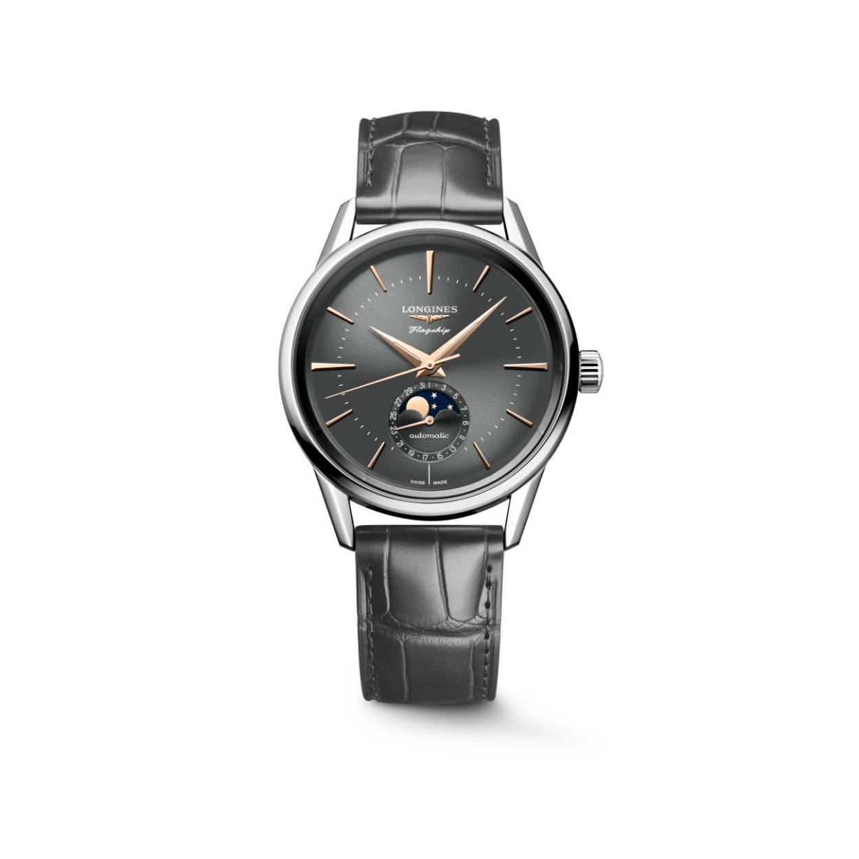 Dit Longines horloge behoort tot de Flagship Heritage collectie.
Referentienummer: L4.815.4.52.2

Dit Longines horloge is uitgerust met een automatisch L899 uurwerk met een gangreserve van 72 uur. Het horloge heeft een stalen kast met een diameter van 38,5MM en heeft een grijze alligator leren band. De grijze wijzerplaat is versierd met roségoudkleurige wijzers en indexen die zorgen voor een chique look, afgemaakt door de maanfase op 6 - uur. De wijzers en indexen zijn subtiel voorzien van Zwitsers Super-LumiNova® voor een betere leesbaarheid in het donker. Het horloge is getest op een waterdichtheid van 3 ATM / 30 M en is voorzien van een krasvrij saffierglas met een anti-reflectieve coating aan beide zijden.

Sinds de lancering van de Flagship-collectie in 1957 heeft elk model een 18-karaats gouden medaillon op de achterkant van de kast met een afbeelding van een karveel - het embleem van de lijn - die onder vol zeil over een levendig blauwe geëmailleerde zee vaart. Het nauwgezette en zorgvuldige proces om dit medaillon te maken getuigt van traditionele ambachtelijke knowhow.