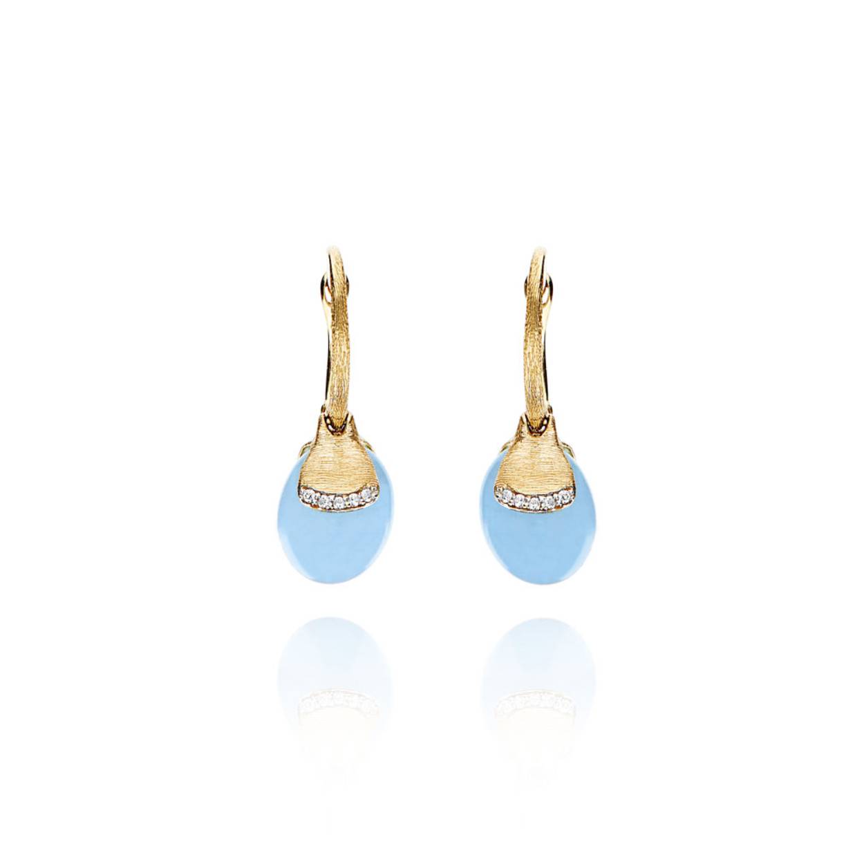 Verfijnde oorbellen van 18-karaats goud en melkachtig aquamarijn, bekroond met elegante diamanten. Het verfijnde goudwerk speelt met het licht, reflecteert het suggestief en omarmt de edelsteen als een schelp, waarmee de ontmoeting tussen natuur en vakmanschap wordt bezegeld.