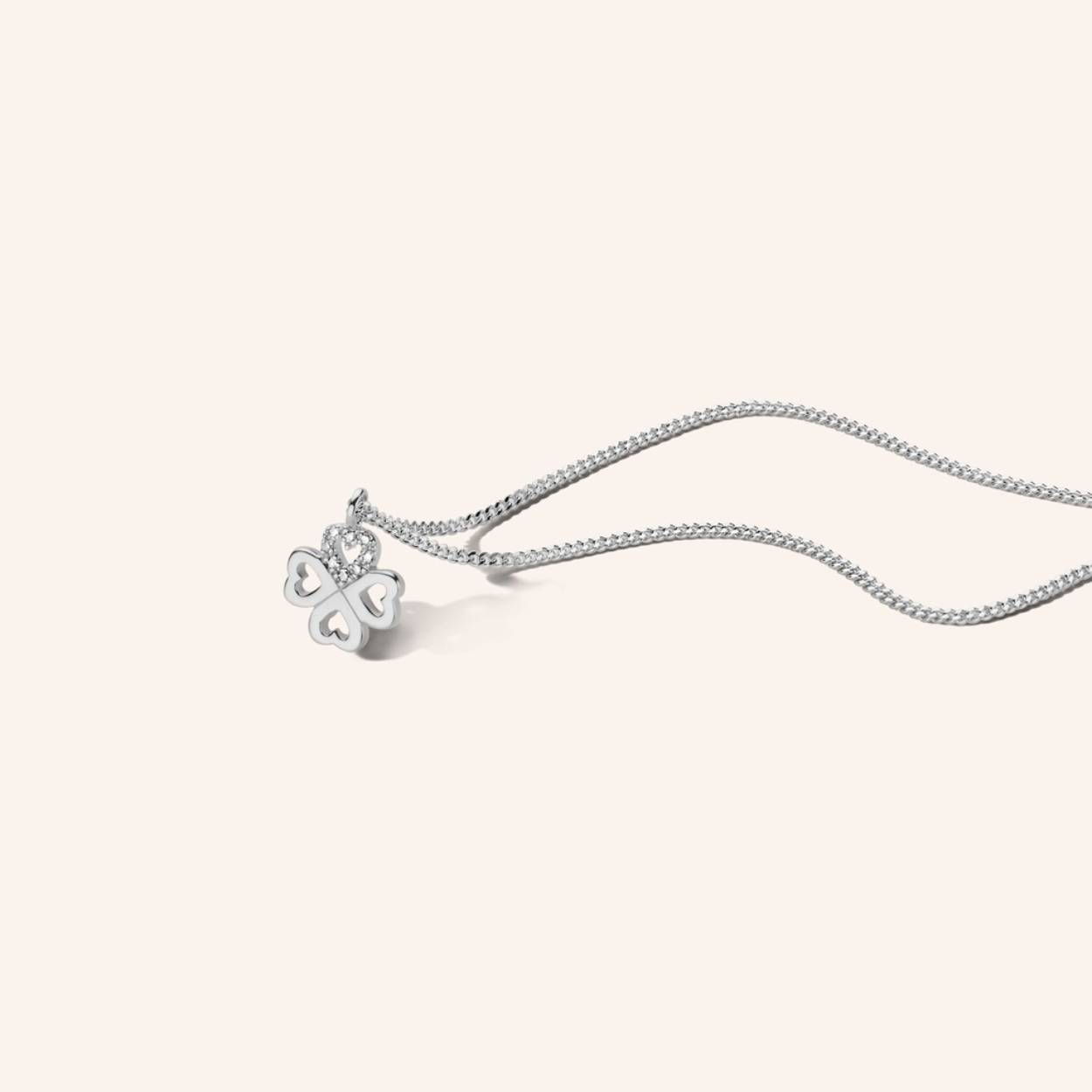 Jouw geluk kan niet meer op met dit prachtige collier van Diamanti Per Tutti Deze 'Chance' collier met zijn klavertje 4 bezorgt je eindeloos geluk De hanger bevat 8 kleine échte diamantjes. Materiaal: hanger en ketting: 925 zilver 
Lengte ketting: 38-42 cm