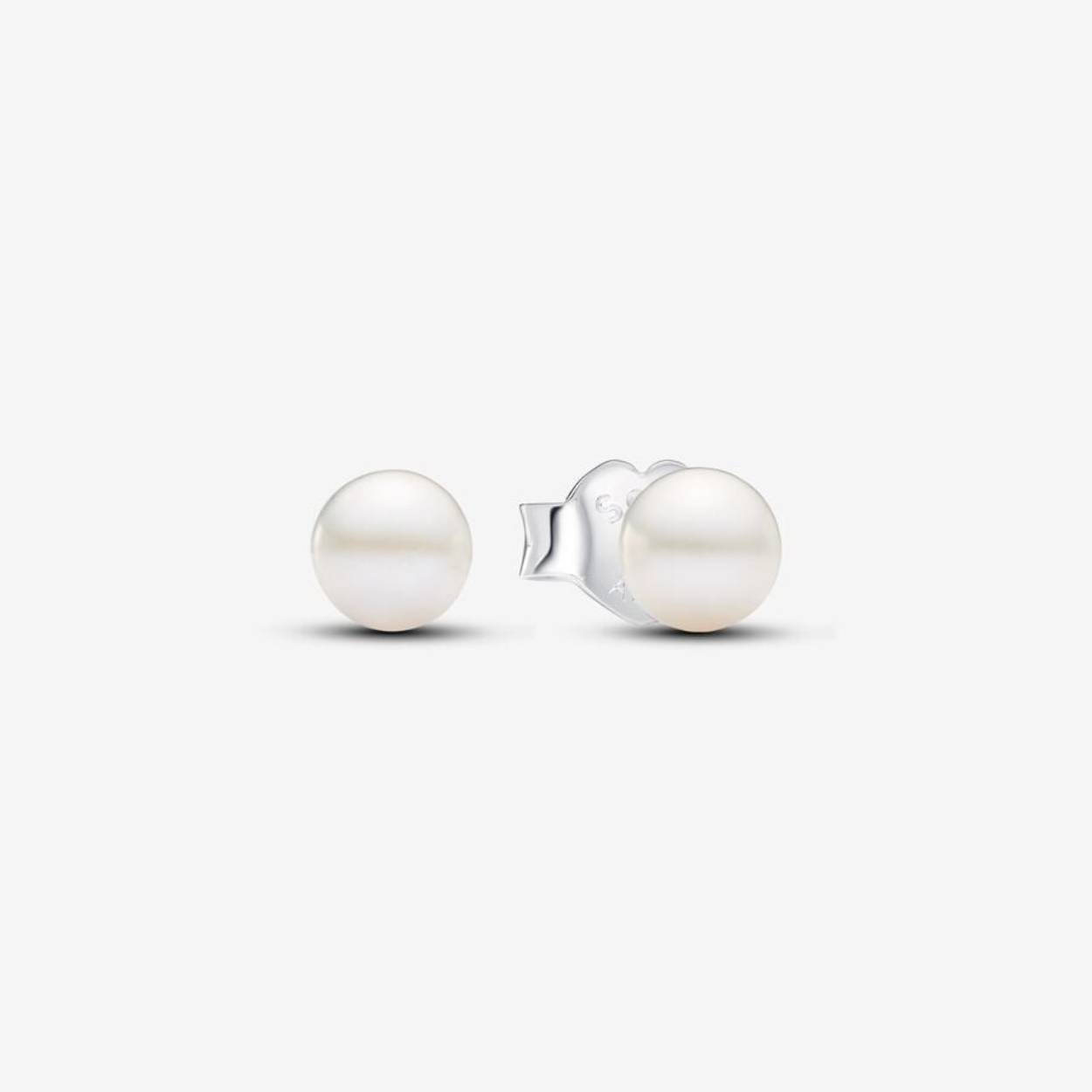 Houd het klassiek met deze sterlingzilveren 4,5 mm oorstekers met behandelde gecultiveerde zoetwaterparels. De glanzende parels van 4,5 mm, in een delicate pinzetting, stralen tijdloze elegantie uit die geschikt is voor elke gelegenheid. Dit klassieke en eigentijdse paar oorsieraden heeft een elegante hartvormige vlinderachterkant. Deze oorstekers met parels zijn een perfecte aanvulling op je oorbellencollectie en vieren de schoonheid, wijsheid en liefde die worden gesymboliseerd door behandelde gecultiveerde zoetwaterparels. Houd er rekening mee dat elke behandelde gecultiveerde zoetwaterparel uniek is en kan variëren in grootte en kleur; normaal slijtage kan optreden bij dit materiaal. Onze gecultiveerde zoetwaterparels worden behandeld met bleekmiddel en glansverbetering.