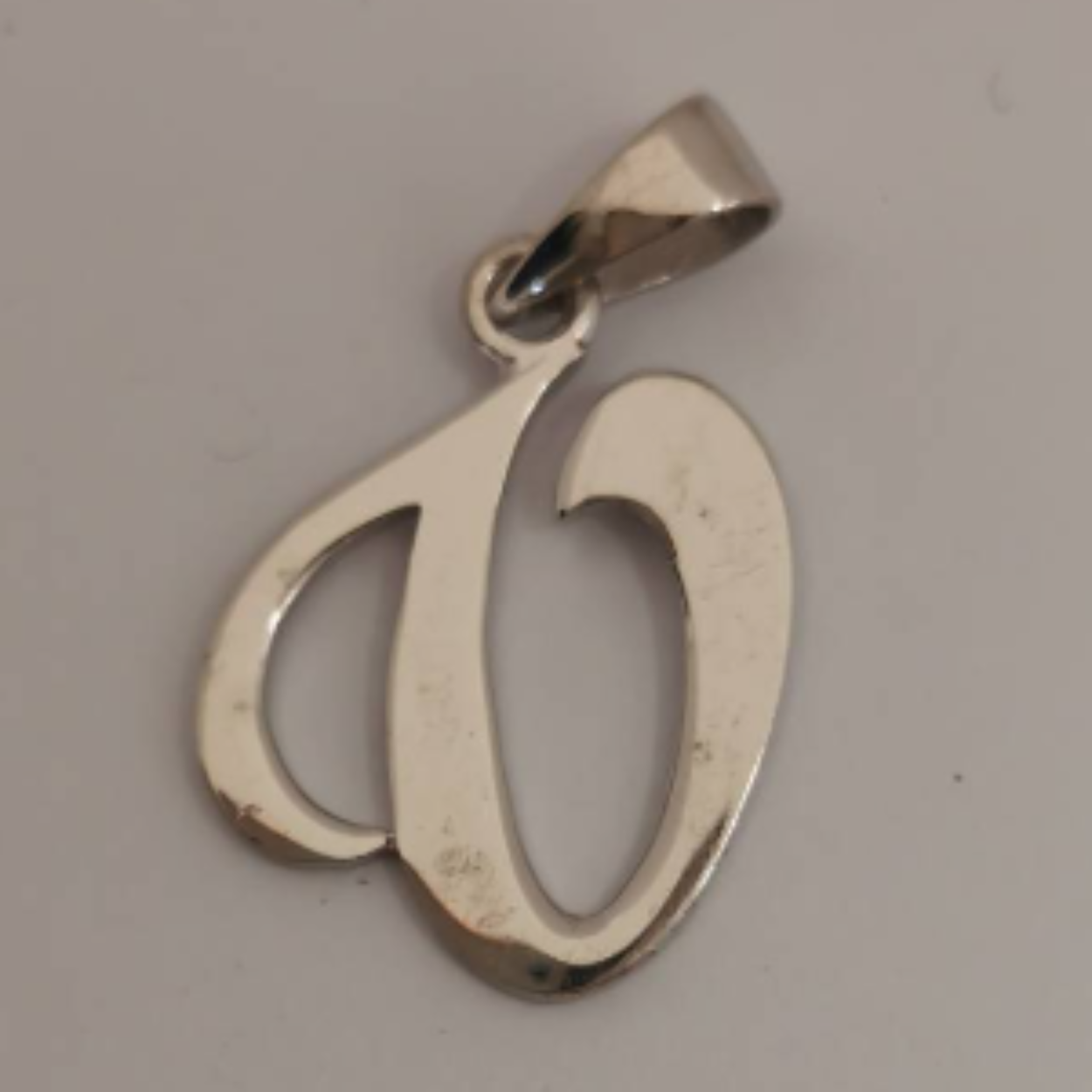 Zilveren hanger letter V 