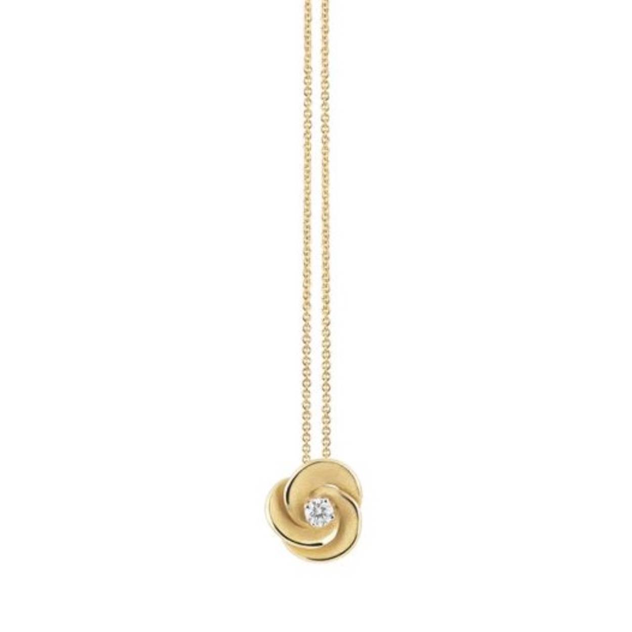 Deze elegante ketting van de Desert Rose collectie is vervaardigd in 18 kt geelgoud en de hanger heeft een fonkelende briljant in het midden. De ketting heeft een lengte van 42 cm.

Referentienummer: GPE3234U