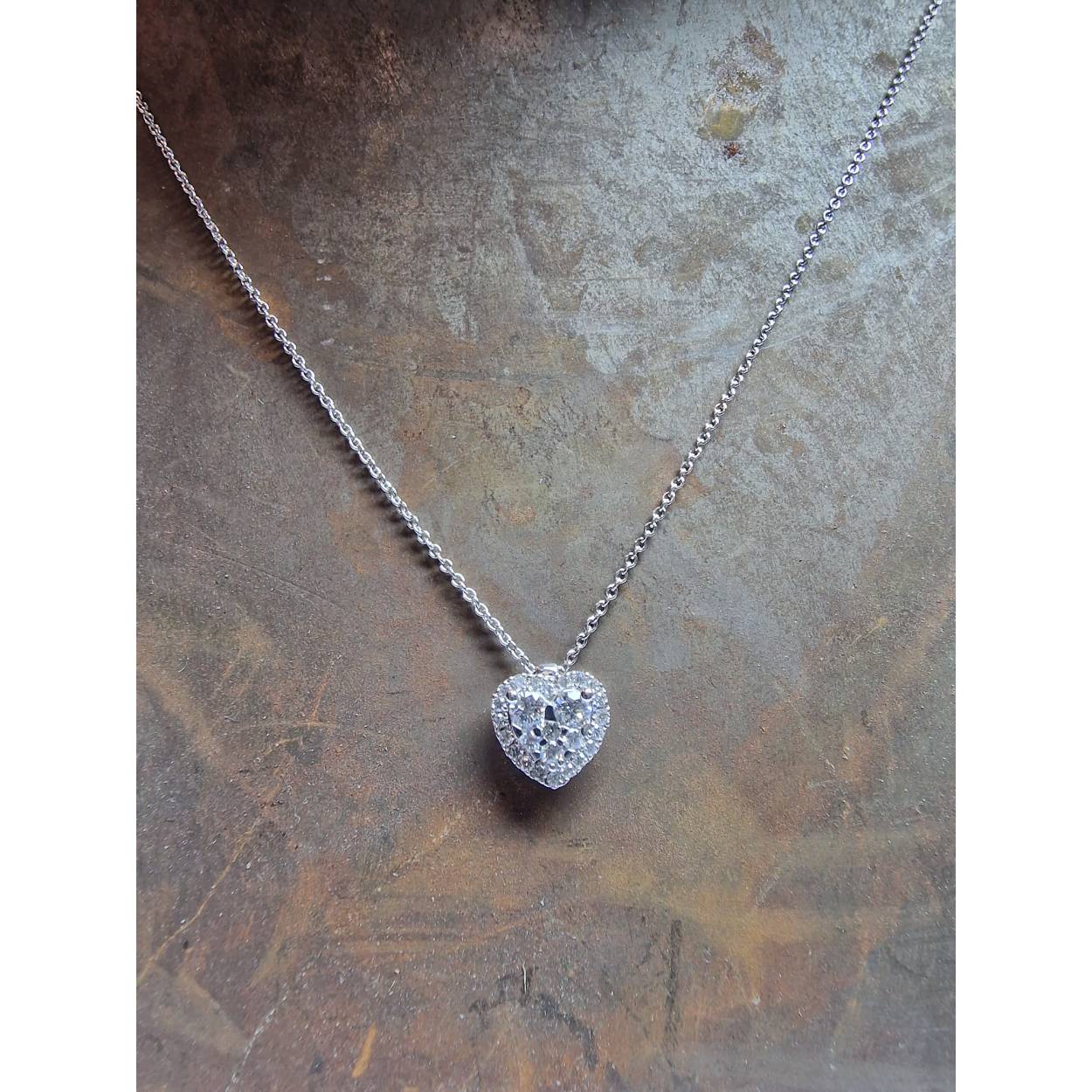 witgouden hartvormige entourage hanger inclusief collier, 
bijpassende ring artikel # 010041373