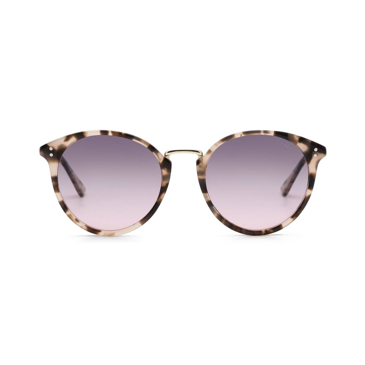 De nieuwe handgemaakte FAITH 81-3 van IKKI heeft een frame van plant-based acetaat met de kleur Pink Turtle en goud metalen poten. De lenzen van de bril hebben een mooie Grey Smoke Pink kleur en zijn gemaakt van CR39 materiaal (Columbia Resin). Dit is een lichtgewicht materiaal voor meer draagcomfort, met de optische kwaliteit van glas. Zo creëert IKKI Fashion met de nieuwe IKKI-zonnebrillen een perfecte combinatie van fashion en kwaliteit, tegen een nog perfectere prijs.

Bij elke IKKI-zonnebril krijg je nu een stijlvolle en handige IKKI-brillenetui met attachmentring helemaal gratis!
Met een bril van ikki zijn je ogen in ieder geval goed beschermd tegen de zon. Alle brillen geven namelijk 100% UV-A & UV-B bescherming.

MAAK HET FASHION STATEMENT DAT JIJ WILT!