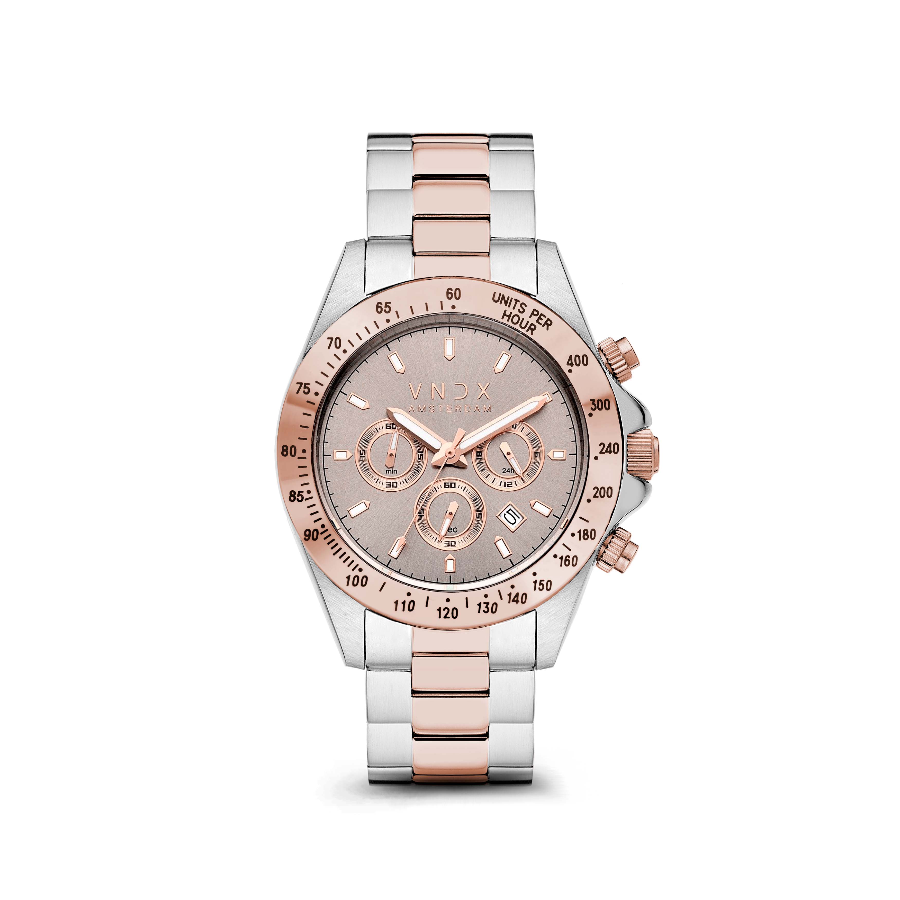 Dark DJ, het horloge dat samen met jou de weg van je leven bepaald. De massief Rosé kast met de gedetailleerde Rosé lunette vormen de kast van je Dark DJ. In 42 mm diameter kast zit een sterk uurwerk voorzien van een chronograaf.

De klassieke Grijze wijzerplaat is voorzien van een stopwatch, 24-uurs klok en een datum aanduiding. Zo ben jij nooit te laat voor het Amsterdamse nachtleven. Wanneer je tot in de nachtelijke uurtjes te vinden bent op de mooiste feestjes, zorgt de wijzerplaat er met zijn lichtgevende wijzers voor, dat je ook in het donker de baas bent over je eigen tijd.