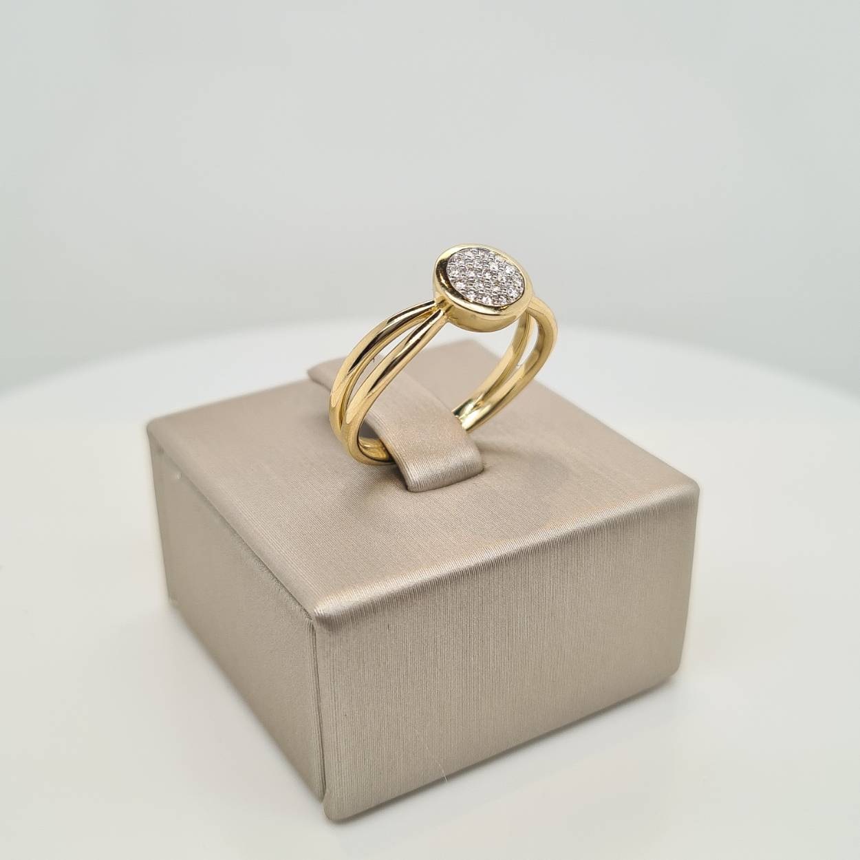 Prachtige 14 karaat gouden ring bezet met diamant, 0.1crt. De maat van de ring is 54. 