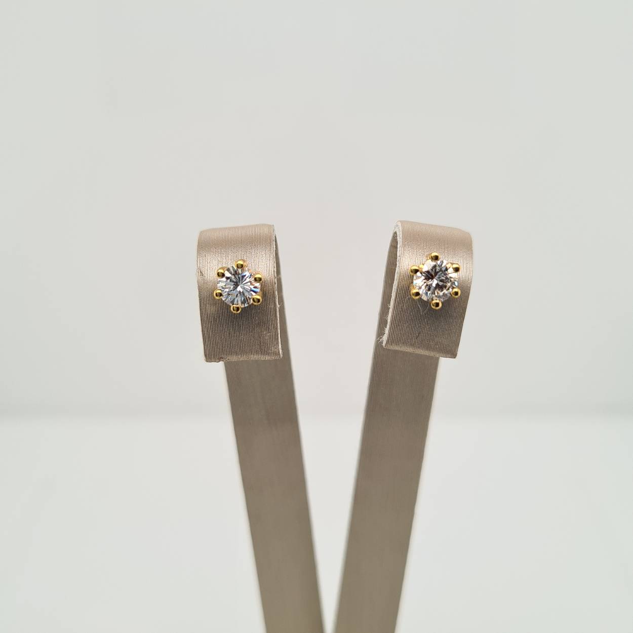 Prachtige 18 karaat gouden oorsieraden met diamant, 0.5crt. 