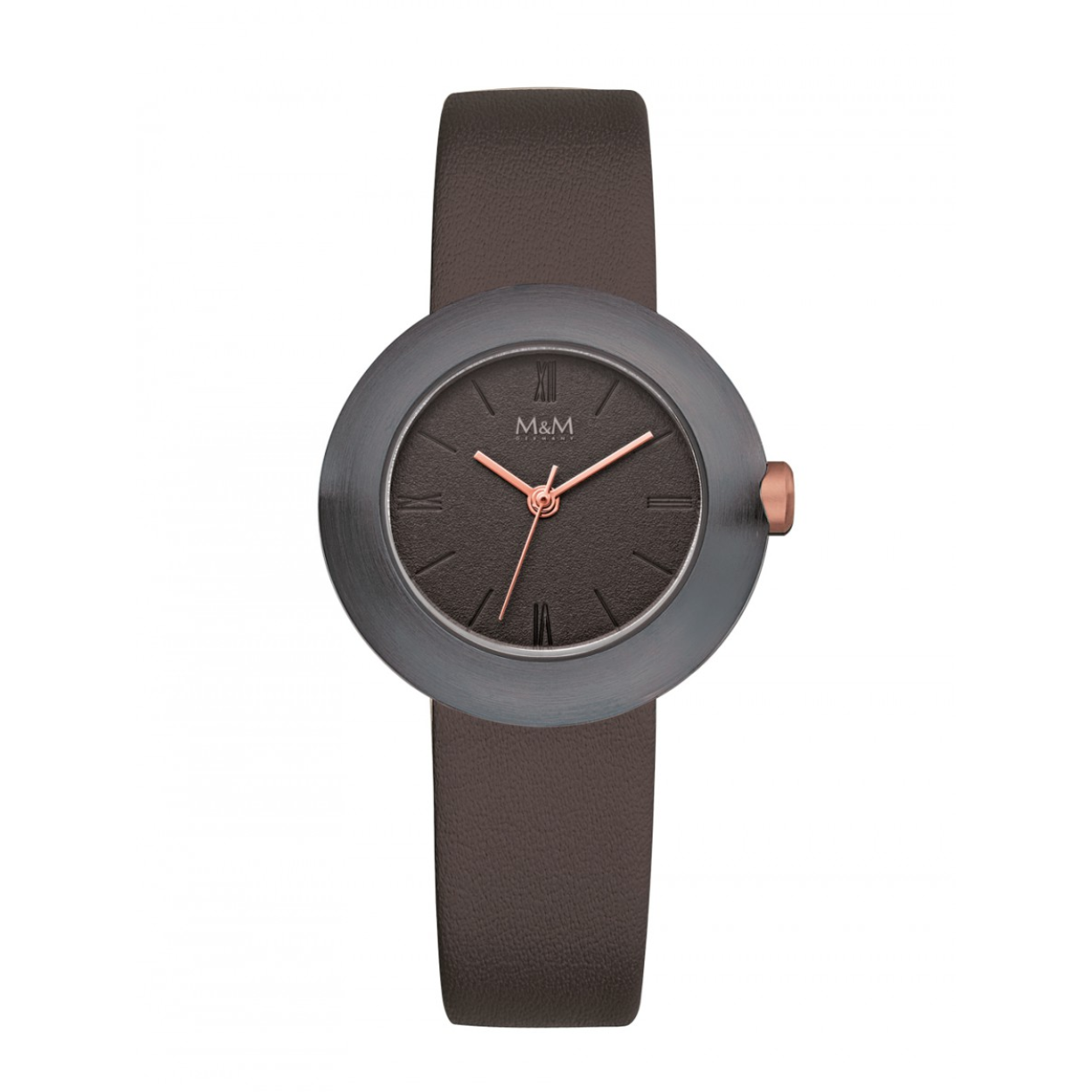 Dit M&M horloge is een dameshorloge. De diameter van de kast is 32 mm. De kast is zwart van kleur. De band is gemaakt van leder en is bruin van kleur. Het glas van het horloge is gemaakt van gehard mineraal. De waterdichtheid is 3 ATM.