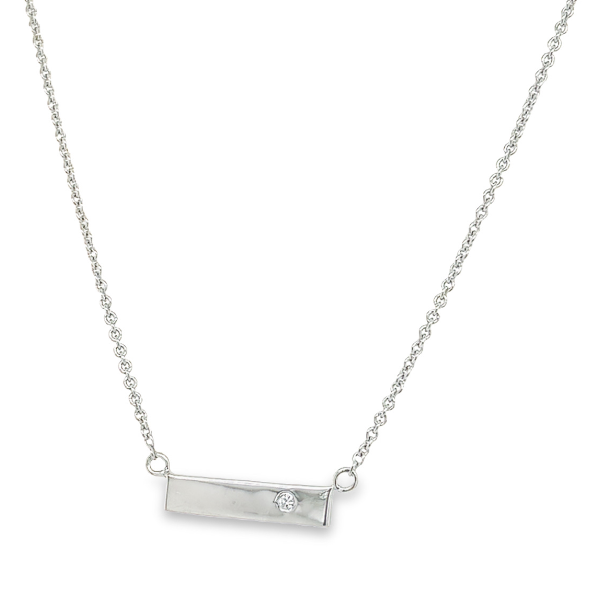 Dit zilverkleurige collier is een prachtige toevoeging aan elke sieradencollectie. Het elegante ontwerp is gerhodineerd en heeft een vast plaatje, versierd met briljante zirconia. Het sieraad is speciaal door de combinatie van deze elementen en is perfect voor dames die houden van subtiele en verfijnde juwelen. Het collier is gemaakt van hoogwaardig zilver en heeft een solide uitstraling die zeker de aandacht zal trekken. Het gewicht van het sieraad is perfect afgestemd op de fijne uitstraling van het ontwerp, waardoor het comfortabel te dragen is. Of je het nu draagt tijdens een formele gelegenheid of gewoon bij dagelijks gebruik, dit zilveren collier is een geweldige keuze voor elke vrouw die op zoek is naar een tijdloos en stijlvol sieraad.

Verstelbaar 42 - 45cm