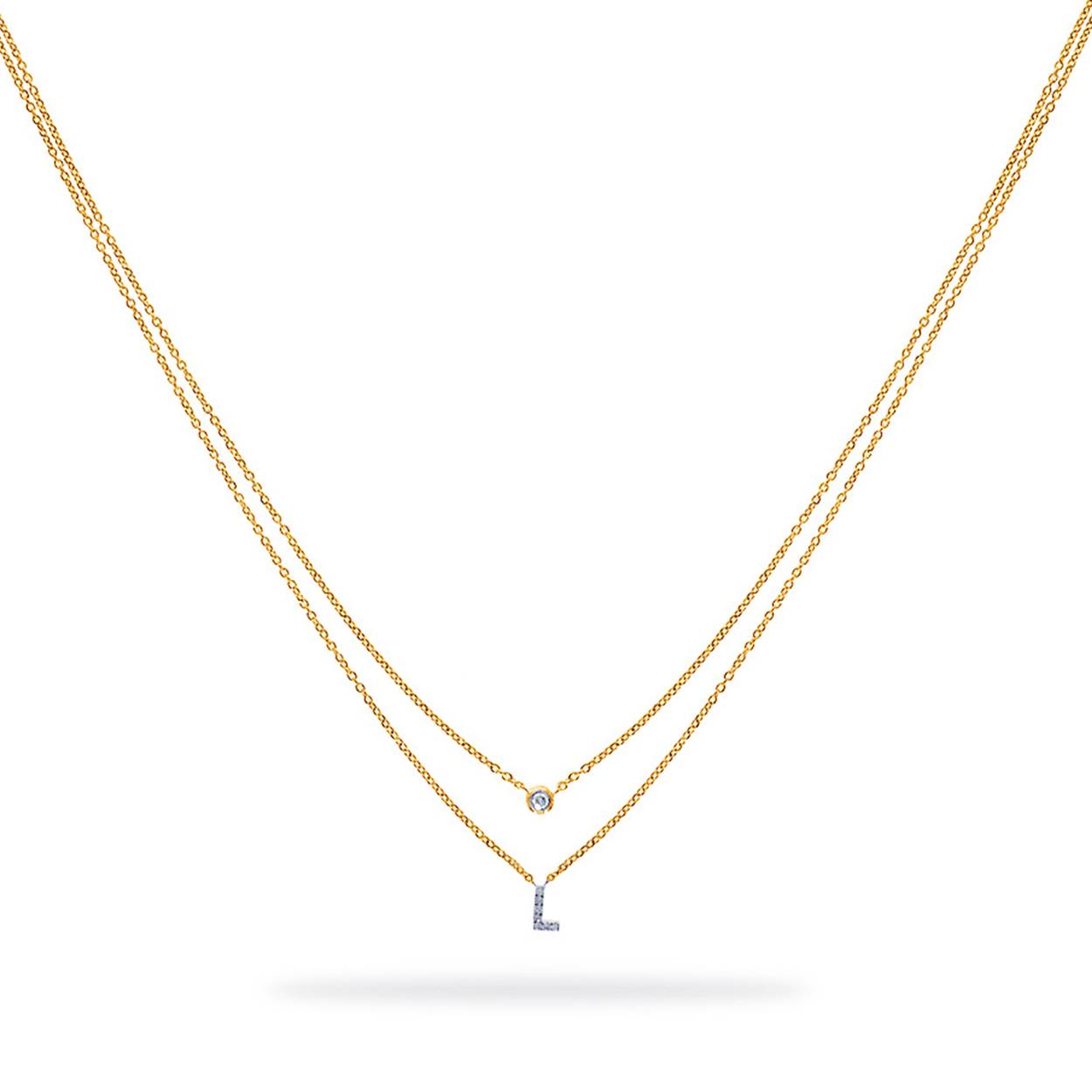 Onze gelaagde eerste ketting in geel goud met diamanten. De letter L  bevat bijvoorbeeld 7 diamanten, wat een totaal van 0,03 karaat, gemaakt in 18 karaat geelgoud.