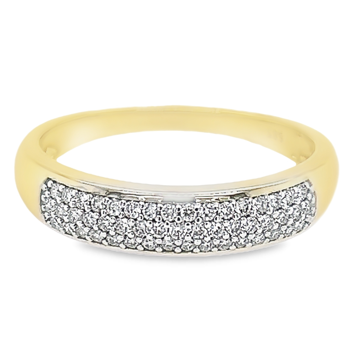 Deze geel gouden ring heeft een werkelijk schitterende uitstraling. De drie rijen met briljant geslepen diamanten zorgen voor deze prachtige schittering. Het totaal karaat gewicht is 0,25 en de briljanten zijn van mooie kwaliteit met zuiverheid SI1 en kleur White Wesselton. De zetpoten zijn van bovenaf witgoud van kleur waardoor de briljant schittering extra mooi wit van kleur is. Een rij ring met diamant is een schitterend sieraad wat ontzettend goed te combineren valt met andere sieraden.
