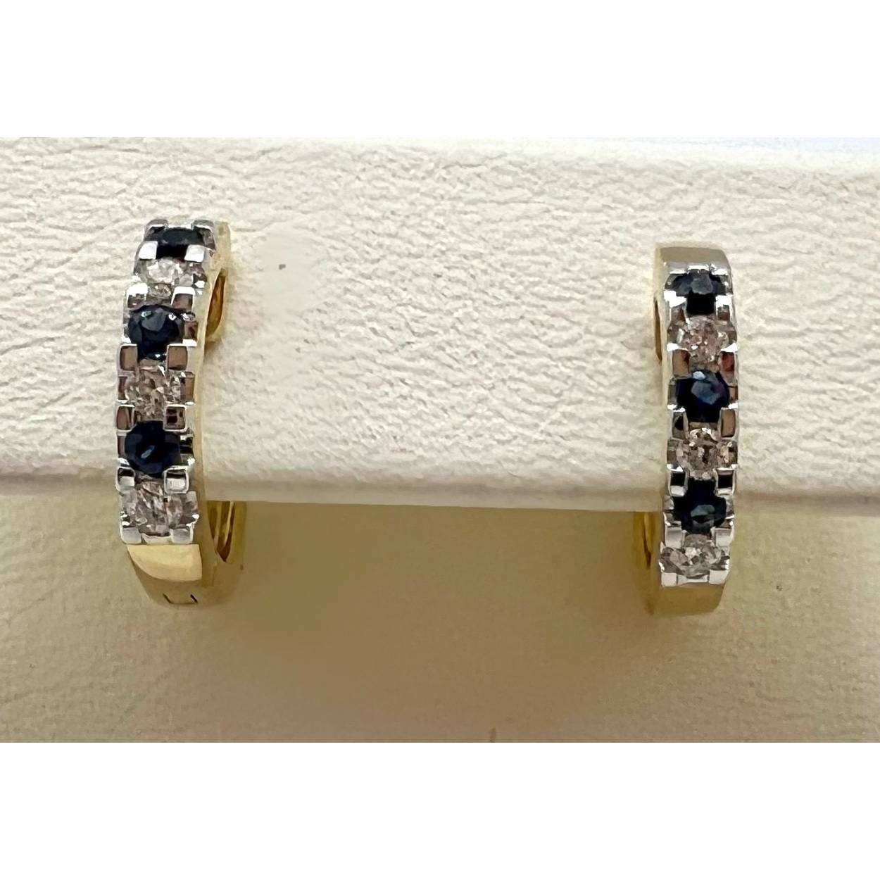 geelgouden oorringen met diamant en blauw saffier