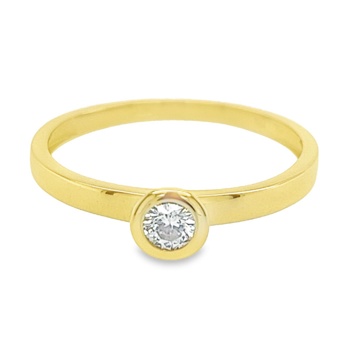 Deze geel gouden ring heeft een schitterende briljant geslepen zirkonia steen gezet in een ronde zetkast. Deze ring is perfect geschikt als aanschuifring, omdat de zetting hoog is en de ring zelf recht aansluit op een andere ring.