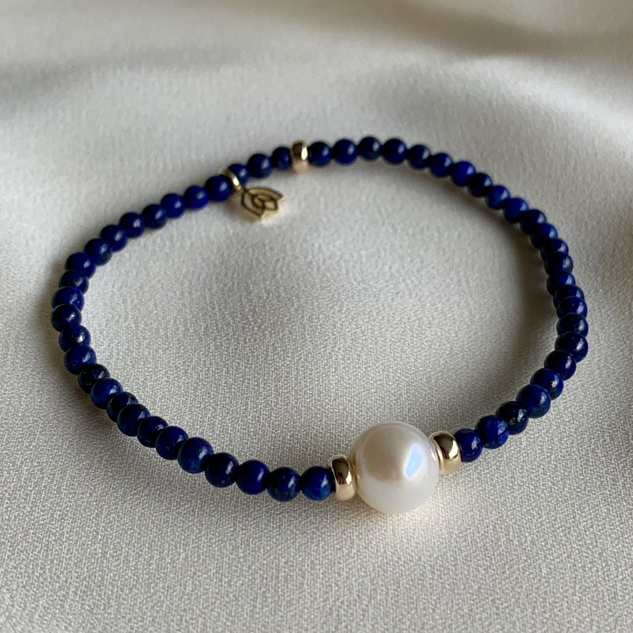 Deze armband is van het merk YG Jewelry. Het is een dames sieraad
De verdere specificaties van de armband zijn als volgt:
Steensoort: Lapis Lazuli
Steenkleur: Blauw
Goud: 14 Kt
