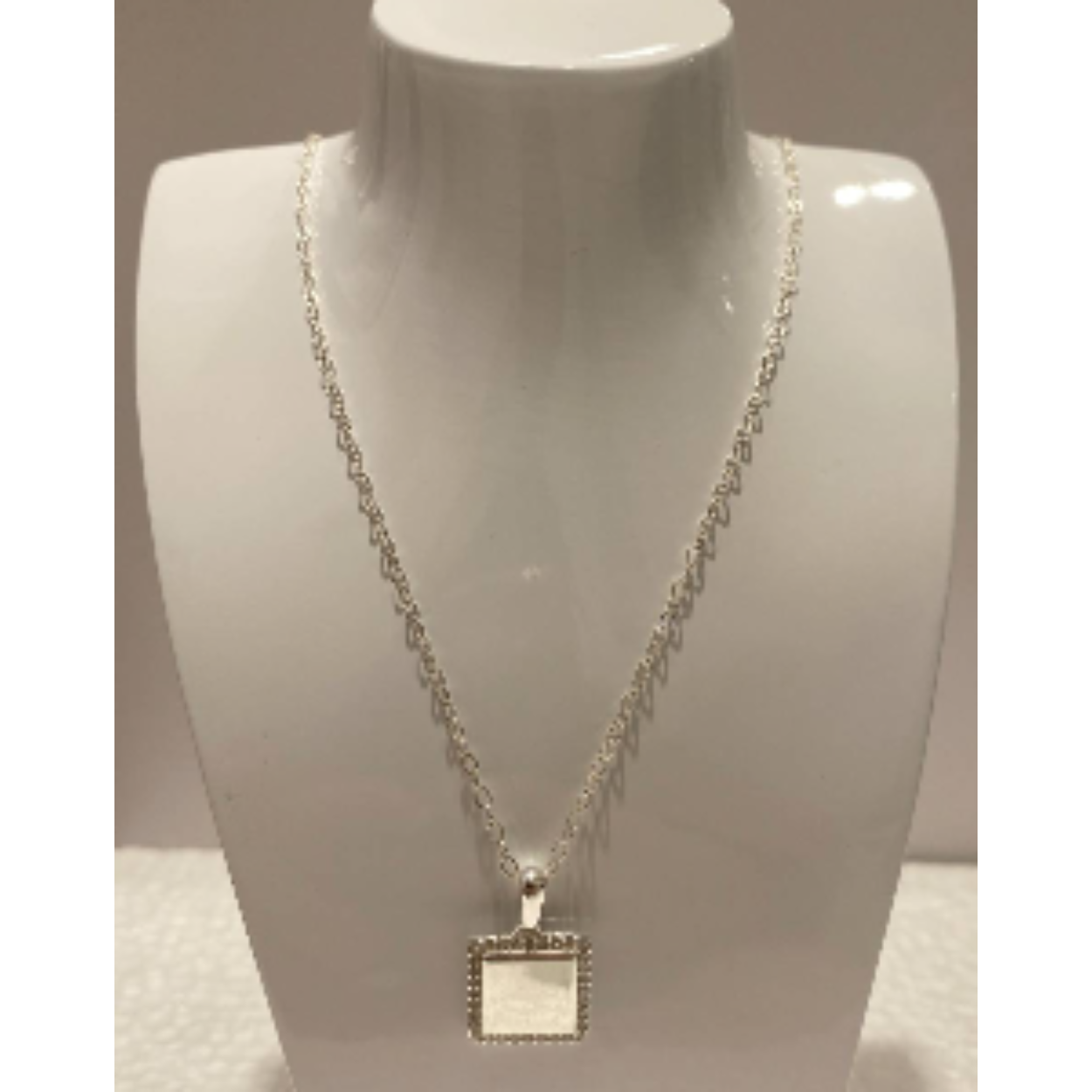 zilveren collier met een vierkante hanger bezet met zirkonia. In het midden is het mogelijk om te graveren. Collier is met platte schakels. 