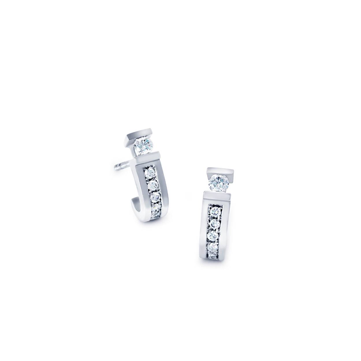 De R&C Witgouden Oorstekers Coco (19) met diamanten van 0.14 karaat, zijn verfijnde oorsieraden van witgoud. Deze studs stralen luxe uit en passen perfect bij zowel formele als informele gelegenheden. Combineer ze met een elegante halsketting of draag ze solo voor een subtiele, maar indrukwekkende uitstraling. Een tijdloze aanvulling voor elke juwelencollectie.