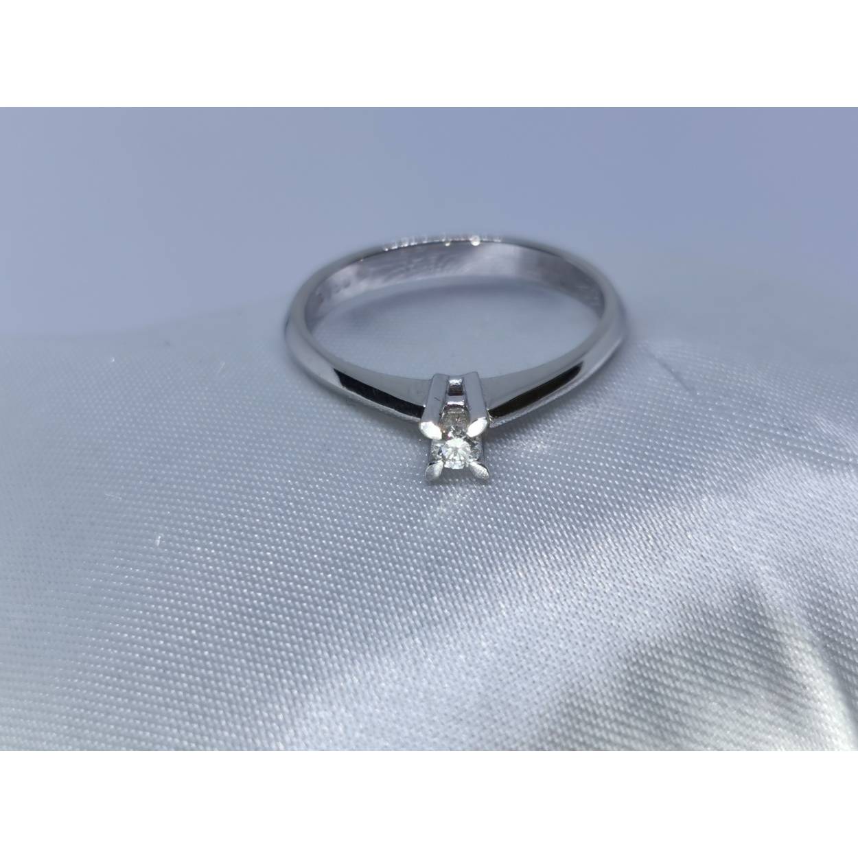 
Soort: Diamant
Slijpvorm: briljant
Karaat: 0.06
Helderheid: VS1
Kleur: H
Aantal: 1
