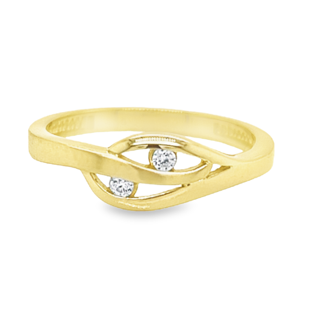Deze geel gouden ring is op een bijzondere wijze bewerkt. De ring heeft een mooie symmetrische vorm. Een helft van de ring is gematteerd en een helft is glad gepolijst, deze twee delen worden gescheiden door een rij met briljant geslepen zirkonia stenen.