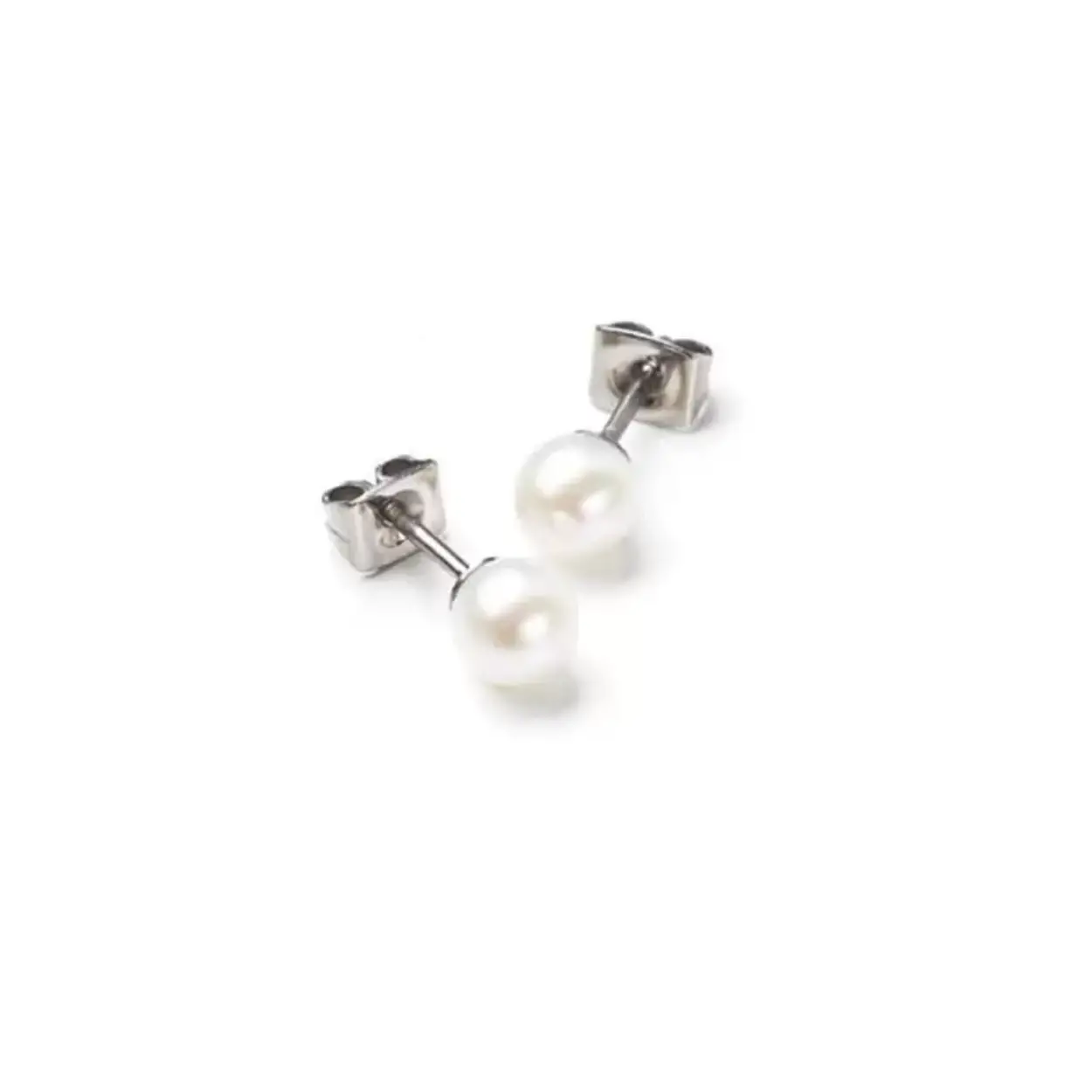 Deze titanium oorstekers sieren in eenvoud. De ronde witte parel heeft een diameter van 6 mm wat een mooi effect geeft.
