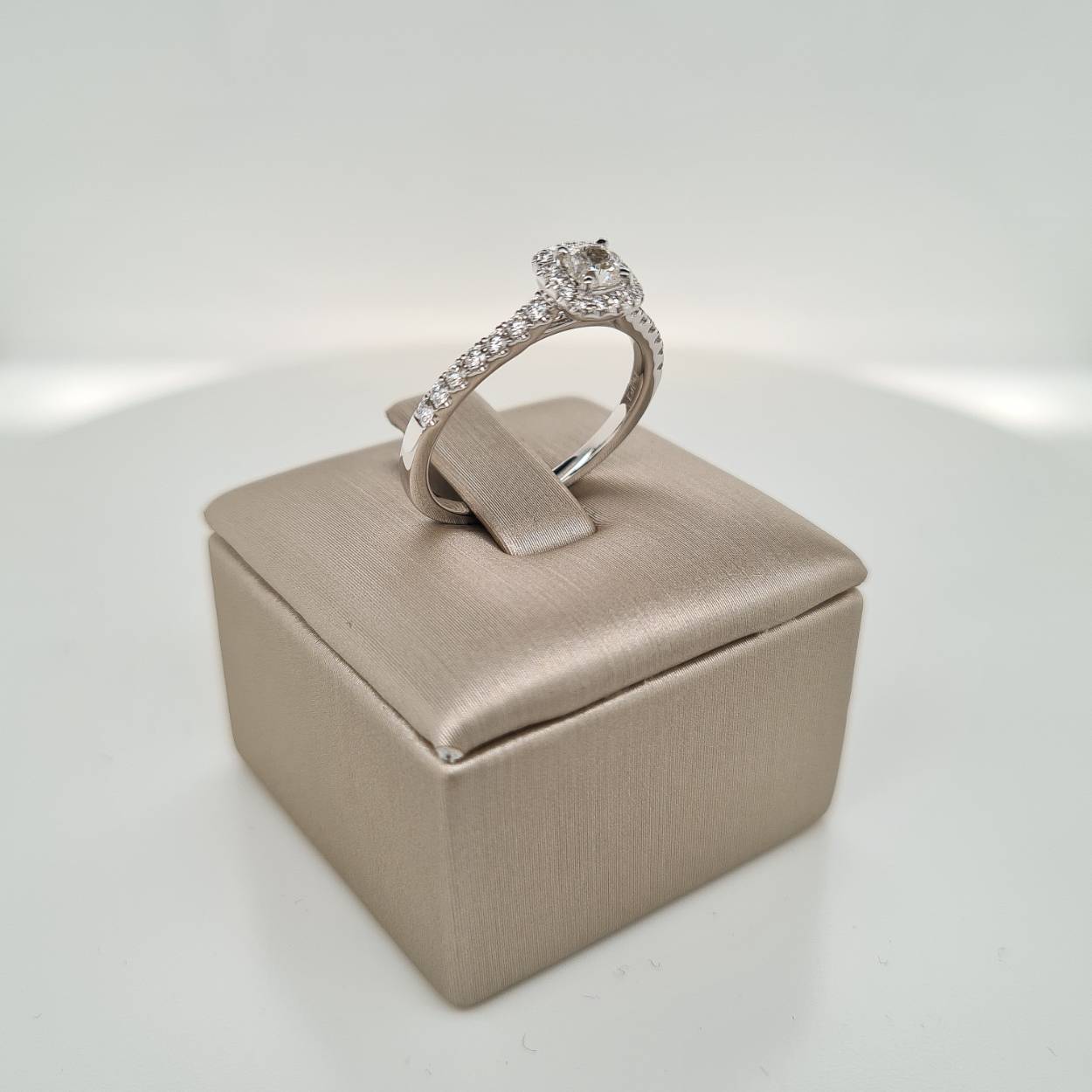 Prachtige 18krt witgouden ring met diamant, 1-0,26 I VS2/ 30-0,25 G SI1. De maat van de ring is 53 (17). Heeft u een andere maat, neem dan gerust contact met ons op.