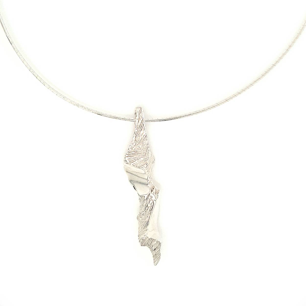 
Deze hanger uit onze Arctic collectie is onze favoriet.

Het ontwerp van de Arctic collectie is geïnspireerd op betoverende winterse landschappen. Je waant je in een sprookje van besneeuwde natuur, ijzige vlaktes en de mooiste structuren. De adembenemende schoonheid zie je terug in deze sieraden. Ruwe en glanzende details wisselen elkaar af en geven toch een warme en zachte uitstraling. De sieraden van de Arctic collectie maken we met de hand in ons eigen atelier.

Maak een afspraak en kom deze hanger passen! Of bestel haar gelijk, dan sturen we deze mooi verpakt naar je toe.