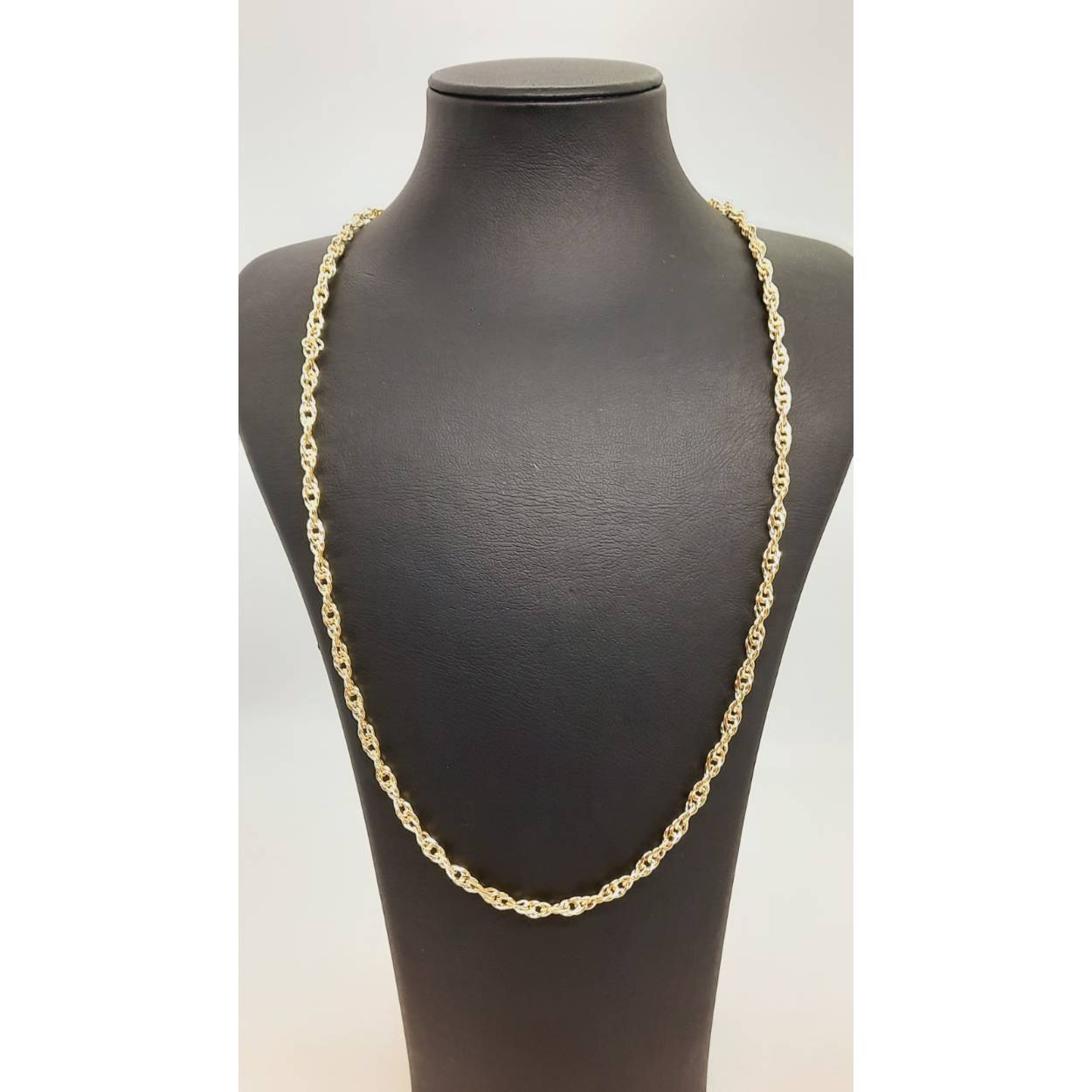 Deze gouden ketting BREA-JOY-0003910 is een elegante 14kt halsketting van 65 cm, met een breedte van 3,5 mm en een gewicht van 8 gram. De ketting is glanzend goudkleurig en perfect voor elke gelegenheid. Draag deze ketting alleen voor een subtiele uitstraling of combineer met andere sieraden voor een stijlvol effect.