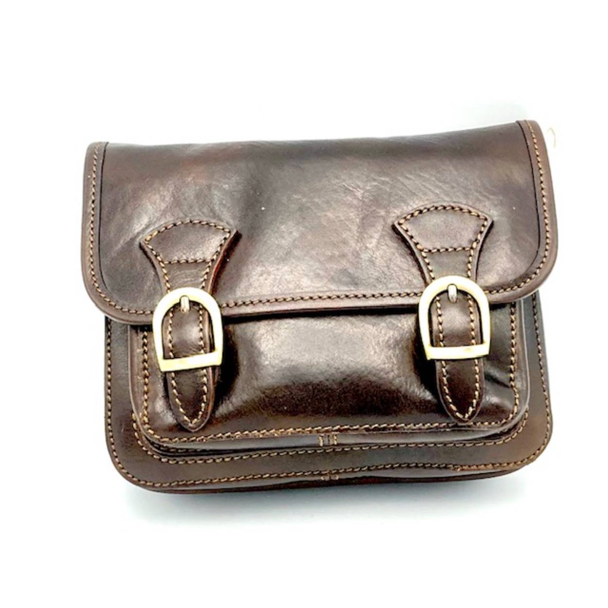 Leuke stevige tas met klep. de gespen geven een leuk detail aan uw tas. De achterzijde is voorzien van een rits. Onder de klep zitten drie vakken en een ritsvakje.

Afmetingen:
Hoogte 15cm x breed 20cm x diep 10cm