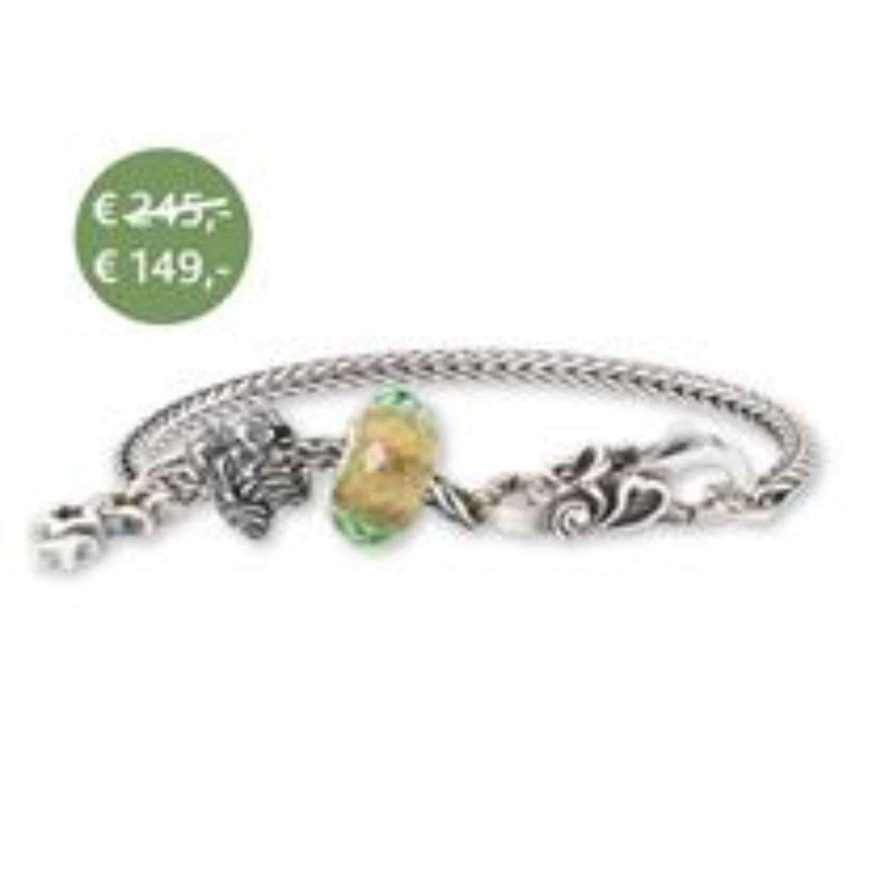 Liefde is een reis die je het beste samen kunt maken. De zilveren armband heeft een zilveren sluiting, versierd met hartjes die over het zilver vloeien. De gefacetteerde glazen kraal schittert in bleekgroen en gouden glitter - de perfecte combinatie voor de twee dennenappels die elkaar omhelzen onder een netjes geknoopte strik. Om de look af te maken, heeft de armband ook een klein kwastje met drie zilveren sterren.