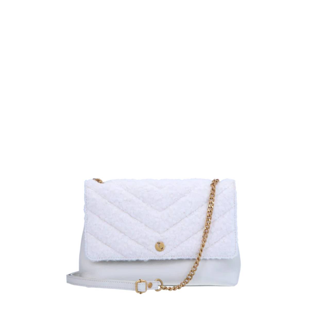 Deze fijne overslag met allure heeft de City Chic vibe. Zoek je een tas voor iedere dag, een feestje of city trip? De 108bag is you’re new best friend. Je draagt het tasje op schouderlengte of crossbody met de verstelbare schouderband. Aan de achterkant zit een ritsvakje. Aan de binnenkant zit nog een ritsvak, een steekvak en 3 creditcard-vakjes met RFID bescherming.